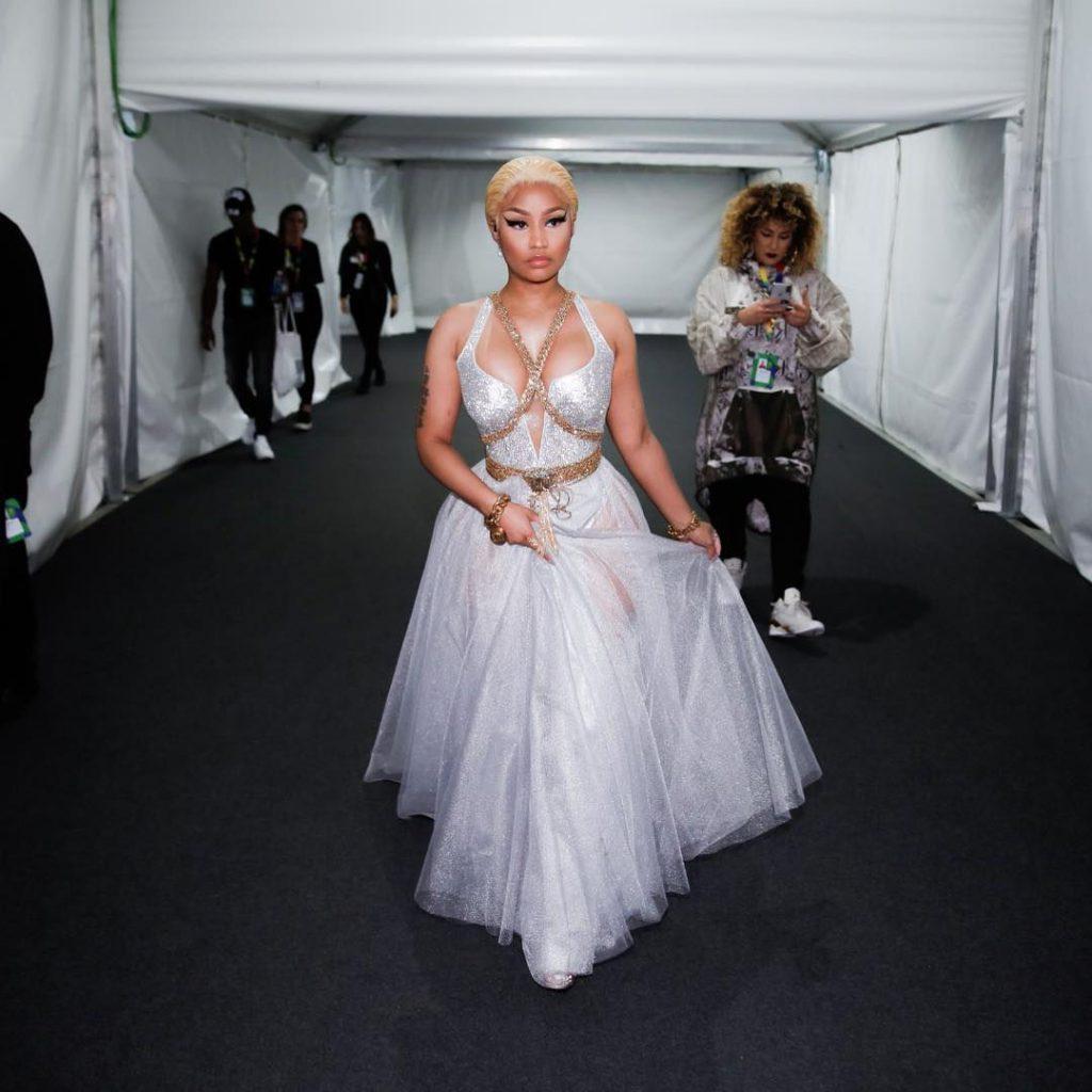 15P Nicki Minaj Cleavage