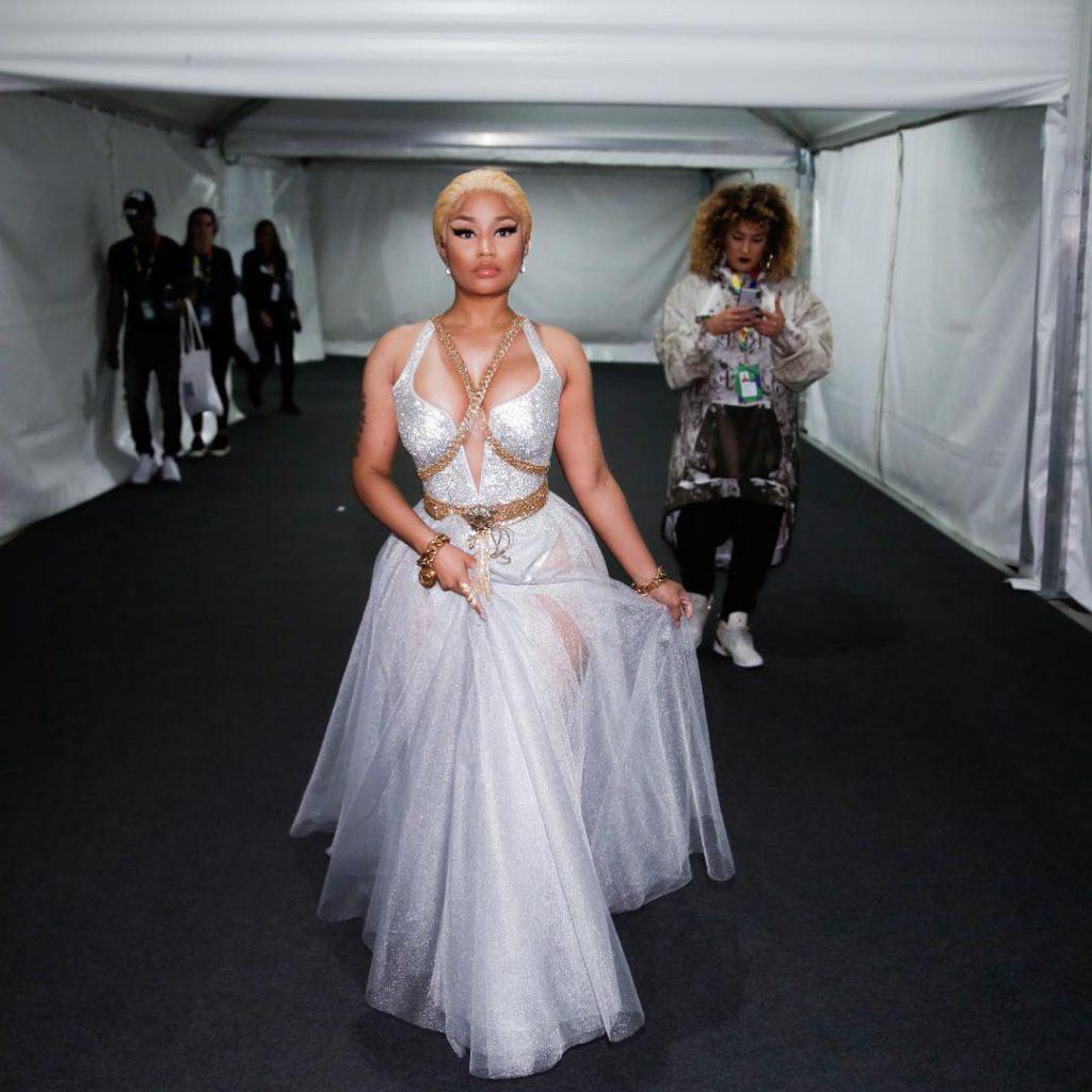 15P Nicki Minaj Cleavage