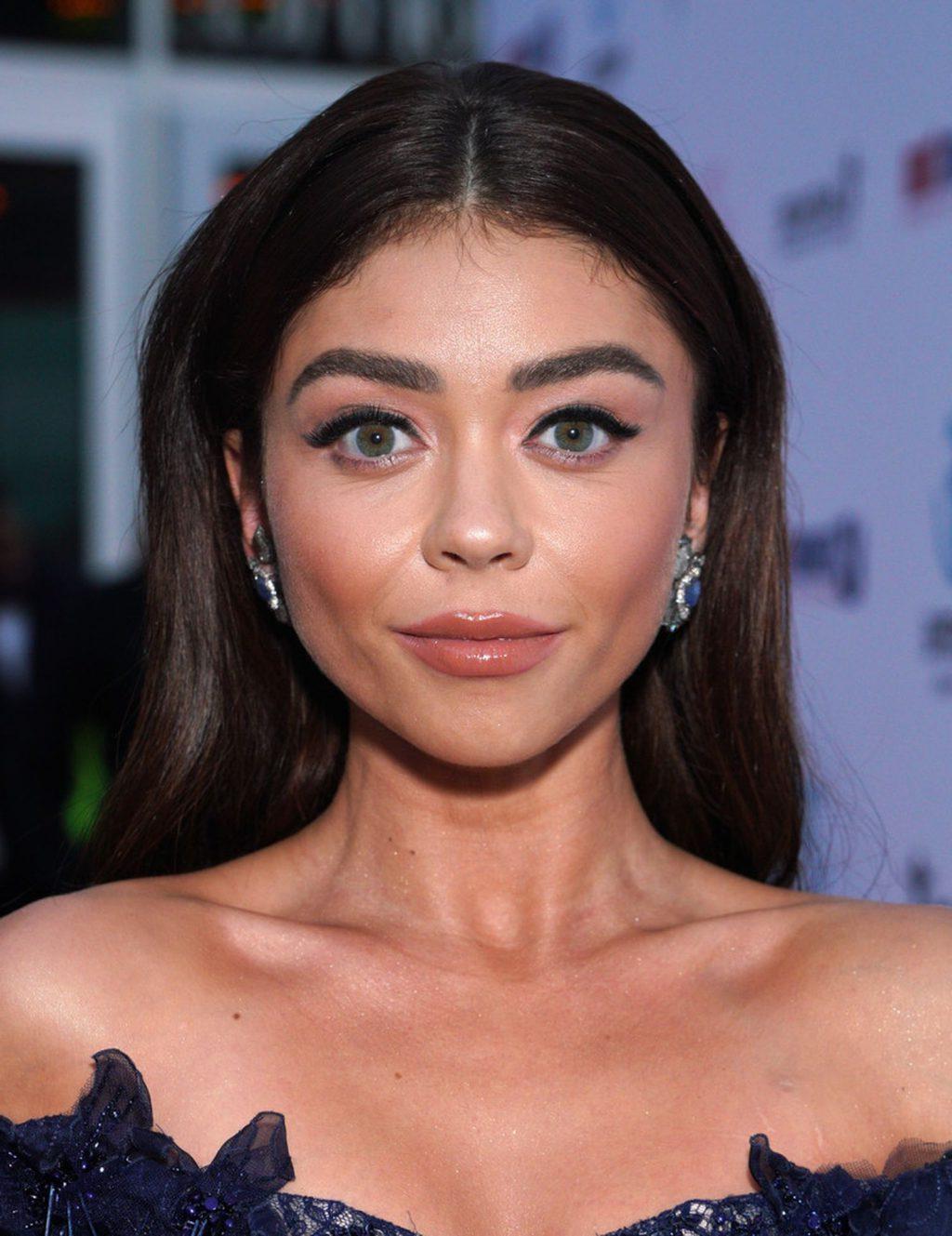 4P Sarah Hyland Cleavage