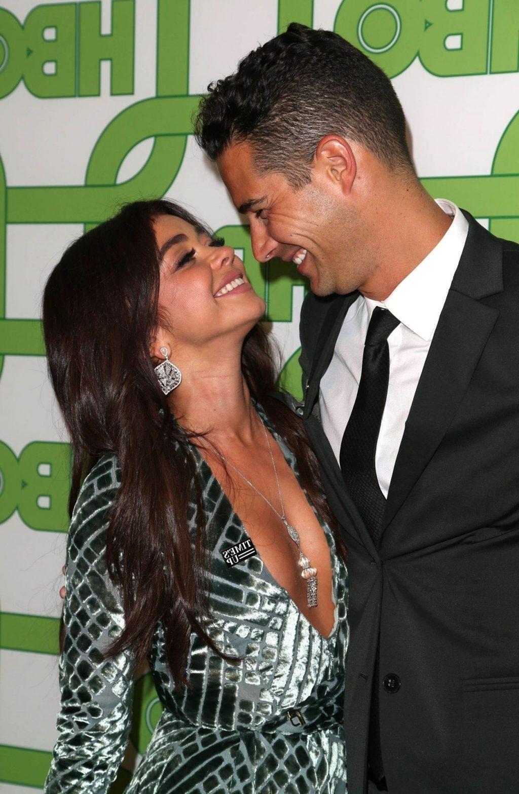 25P Sarah Hyland Cleavage
