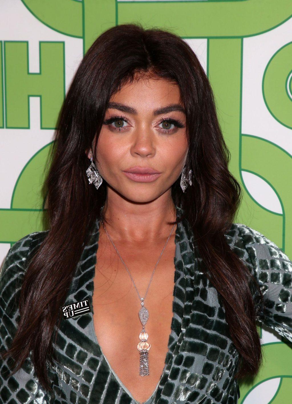 25P Sarah Hyland Cleavage