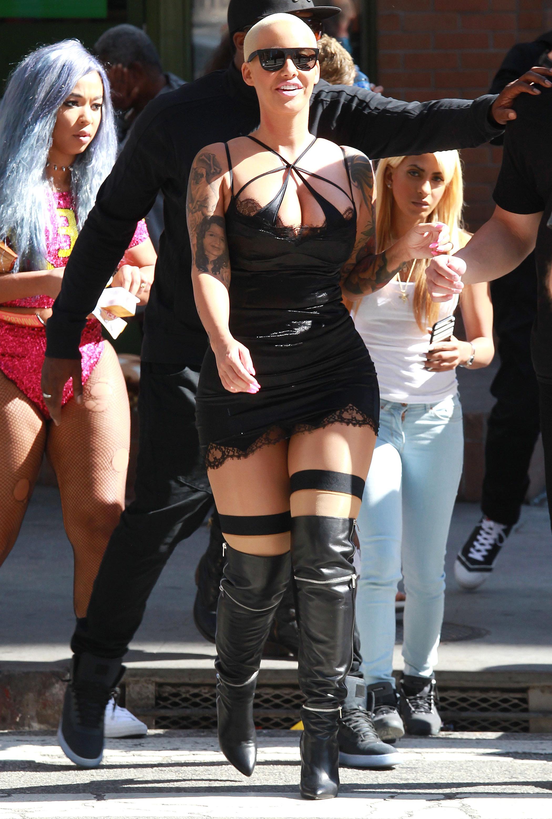 5P Amber Rose cleavage photos