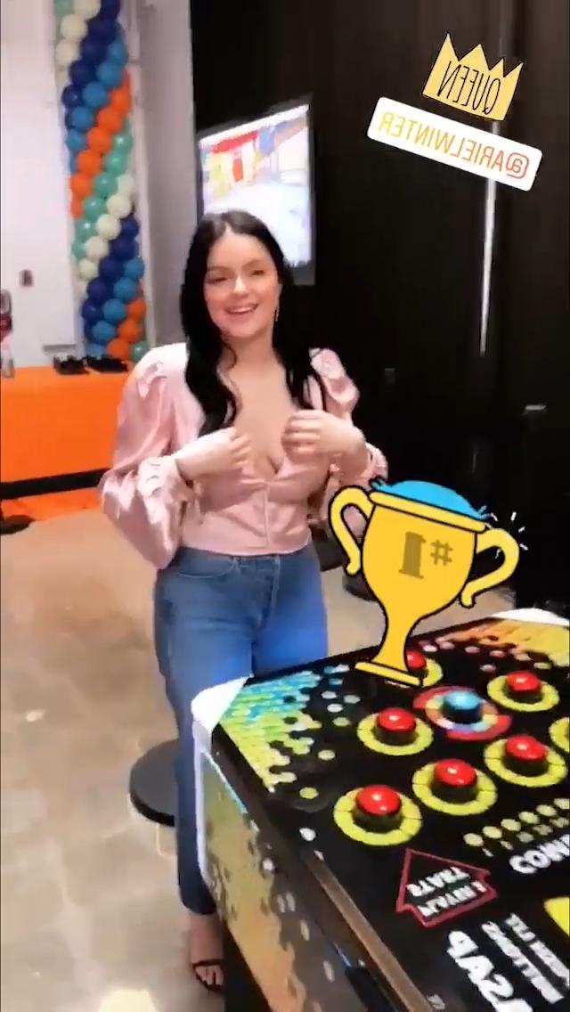 9P Ariel Winter Cleavage