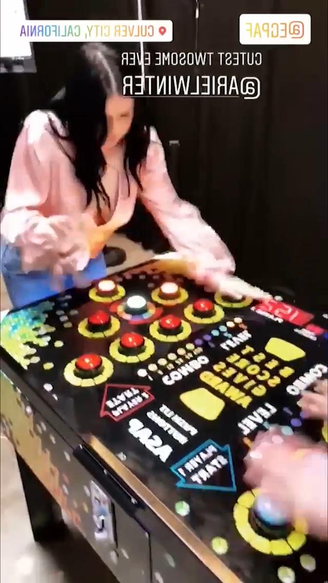 9P Ariel Winter Cleavage