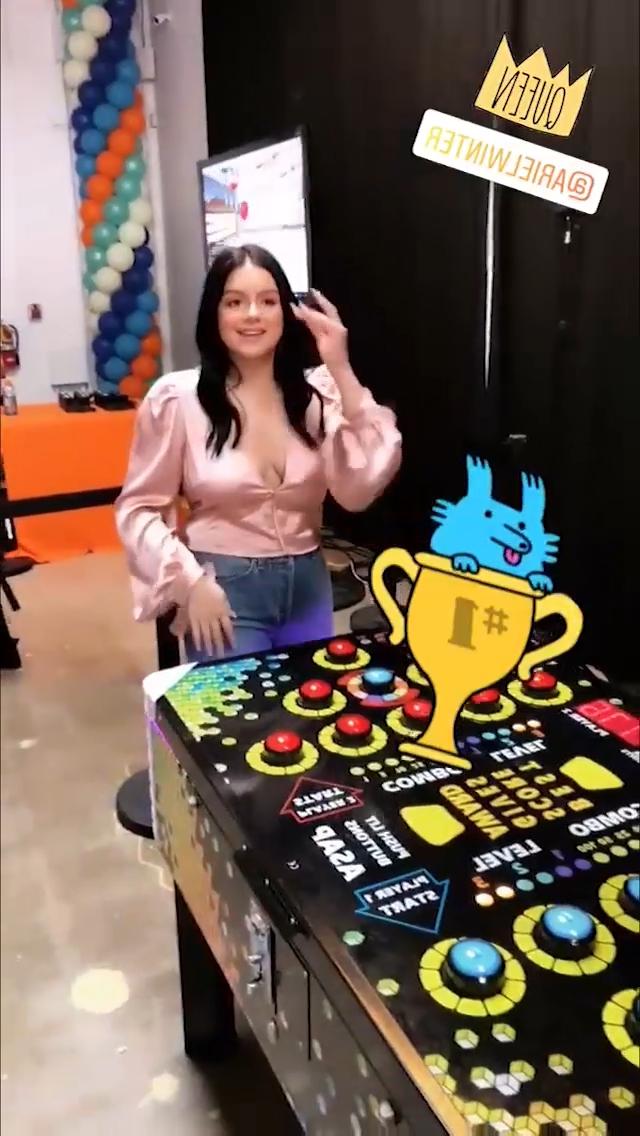 9P Ariel Winter Cleavage