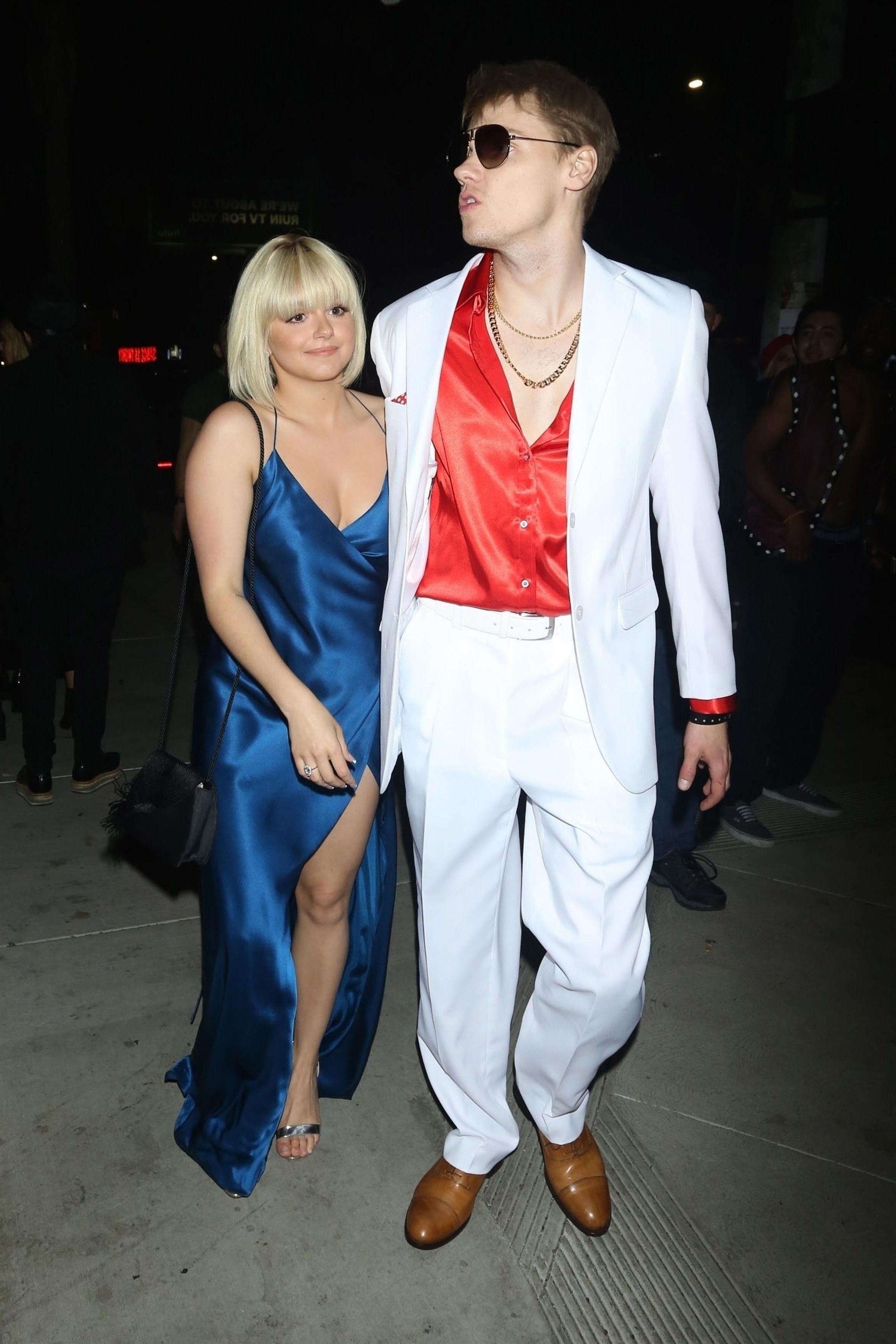 25P Ariel Winter Cleavage
