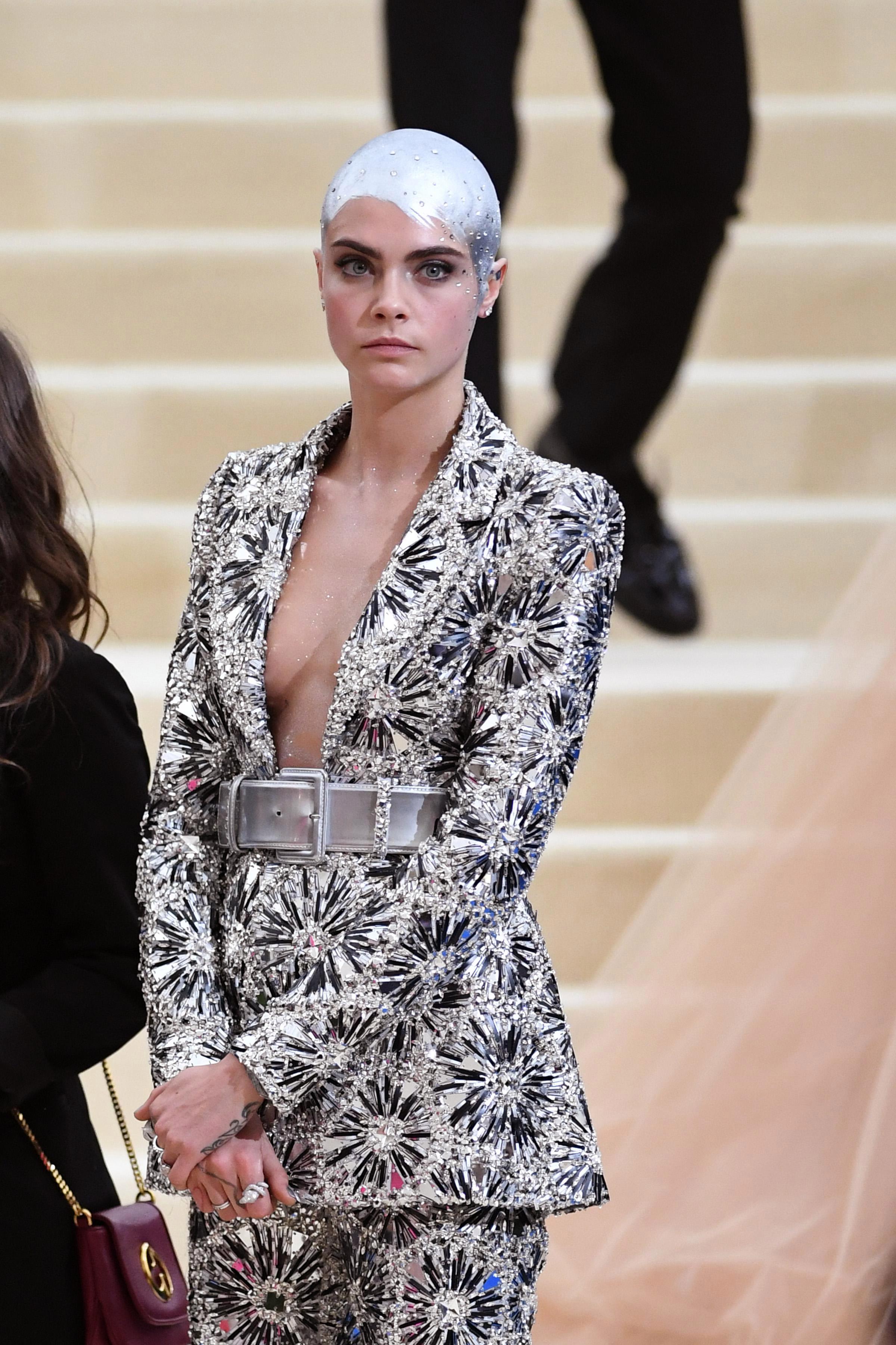 10P Cara Delevingne Cleavage Hot Photos