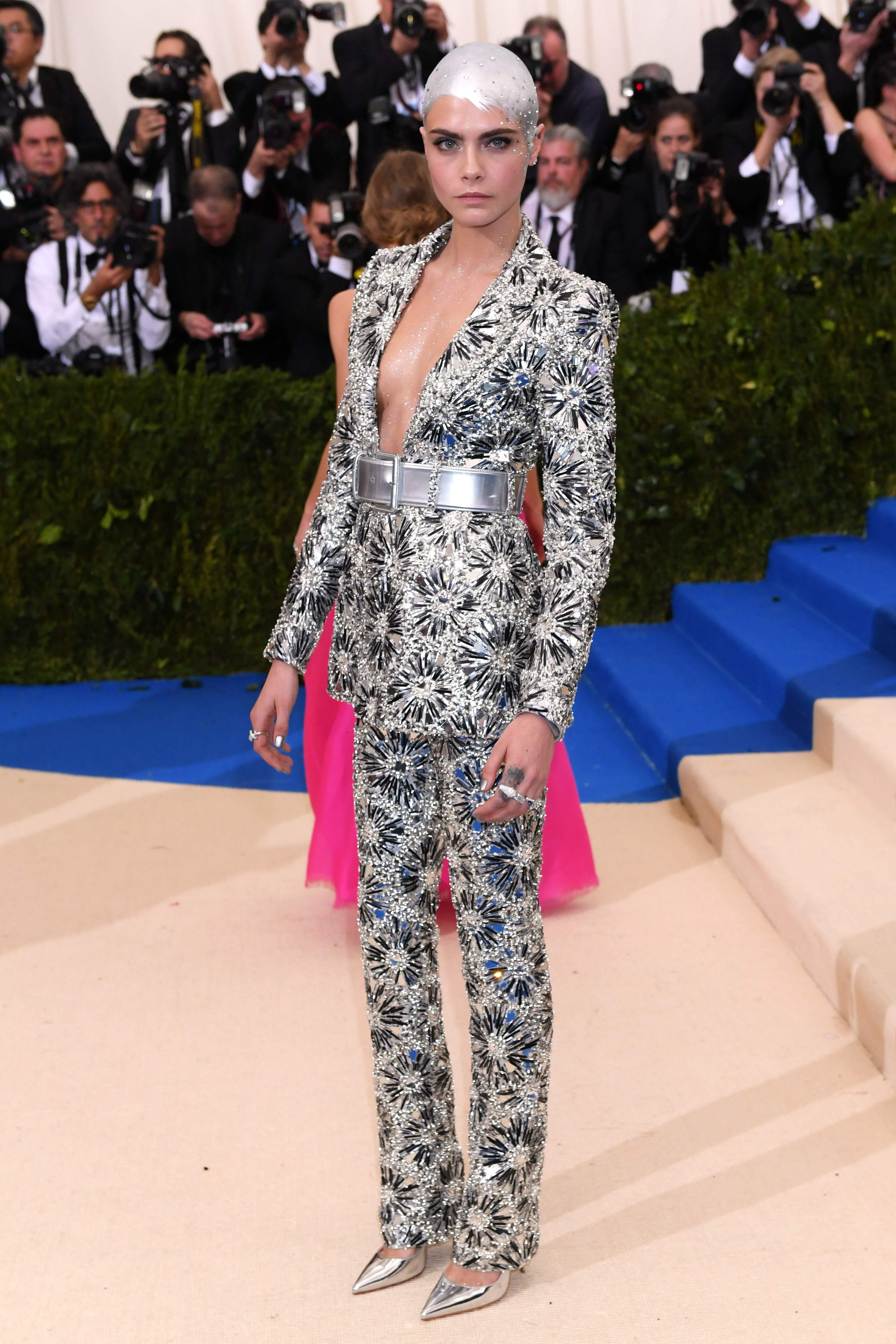 10P Cara Delevingne Cleavage Hot Photos