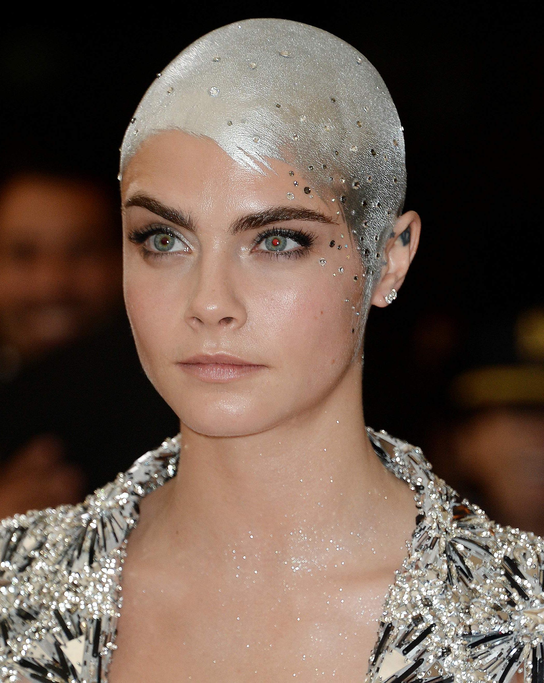 10P Cara Delevingne Cleavage Hot Photos