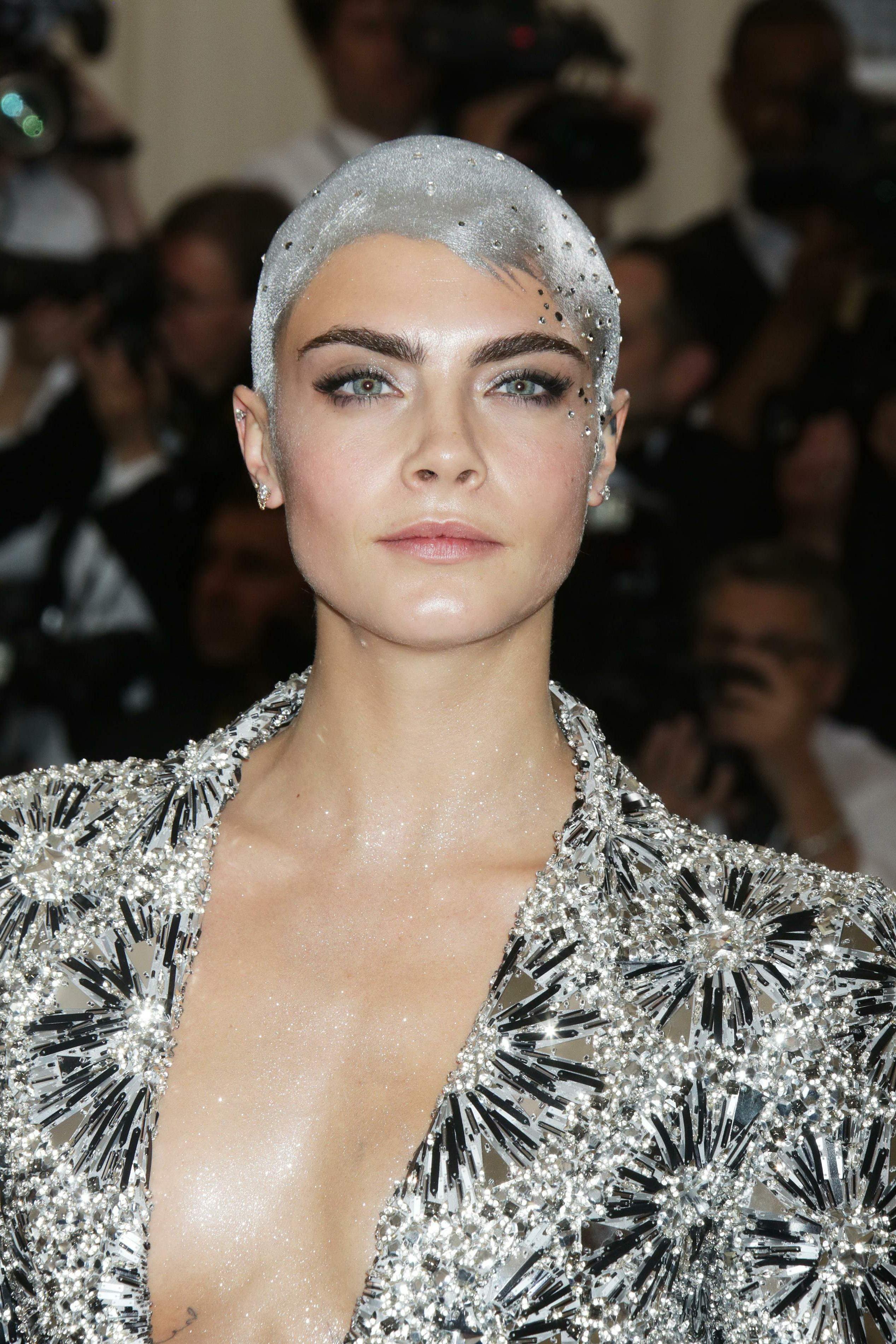 10P Cara Delevingne Cleavage Hot Photos