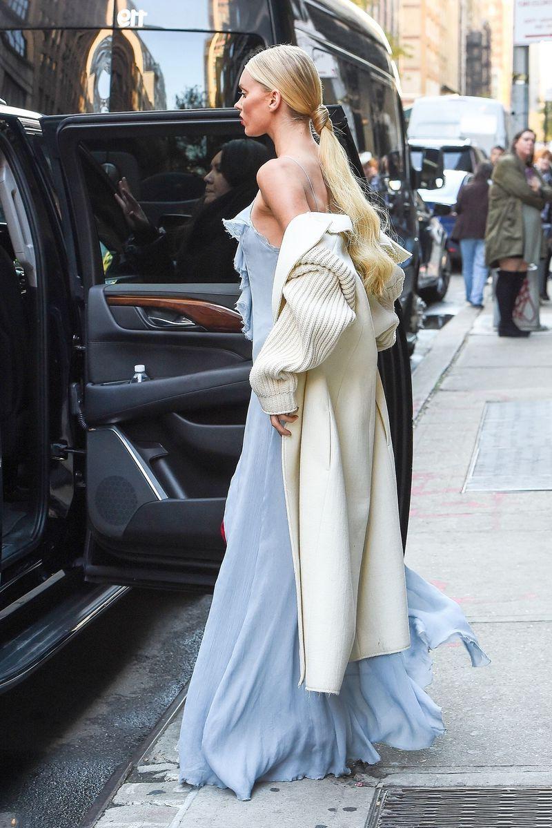 22P Elsa Hosk Cleavage