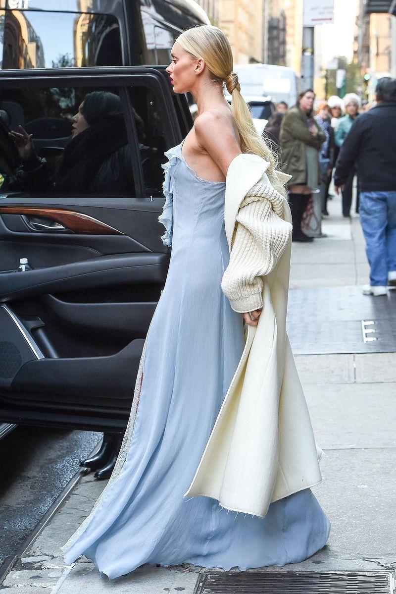 22P Elsa Hosk Cleavage