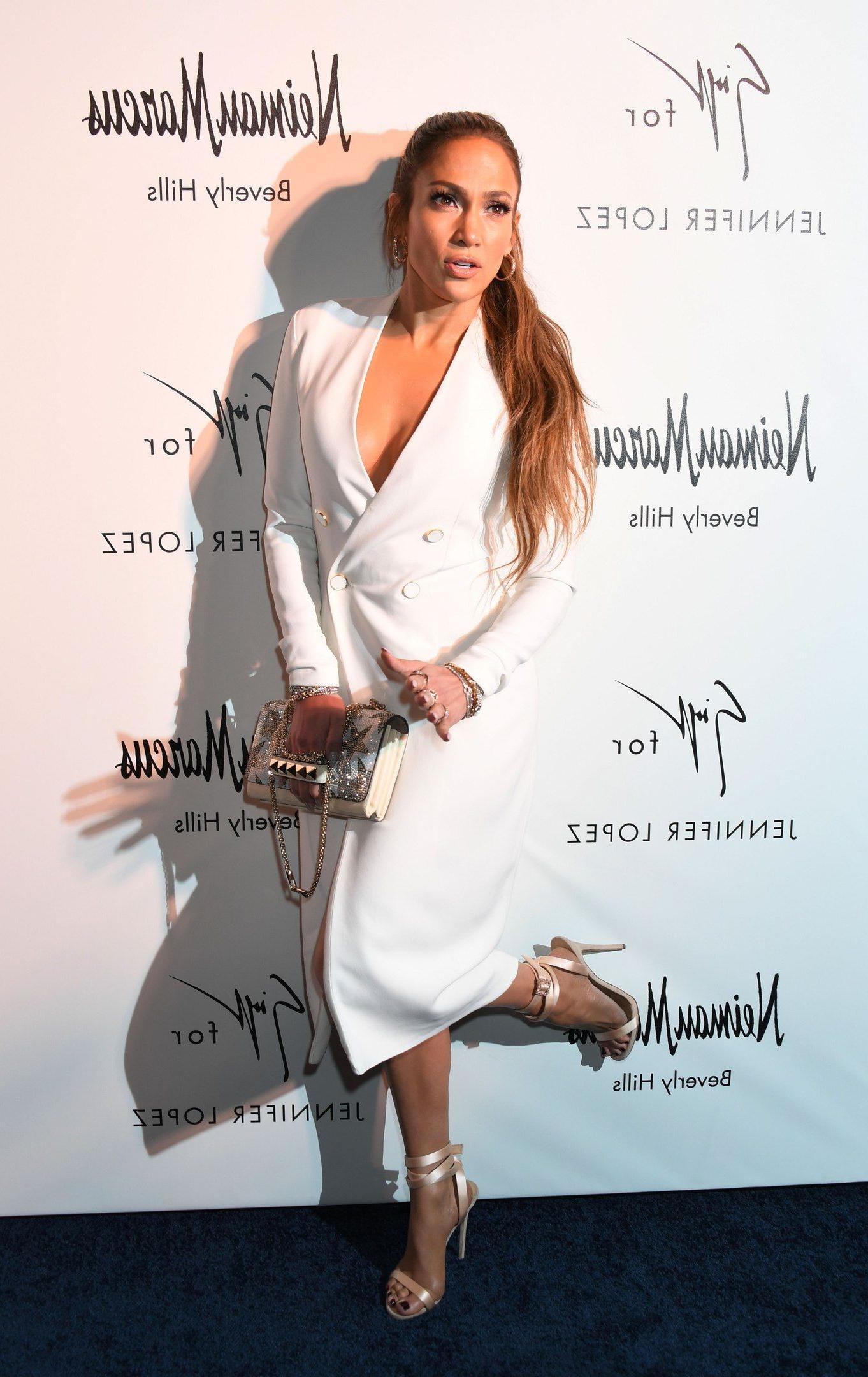 8P Jennifer Lopez Cleavage Photos