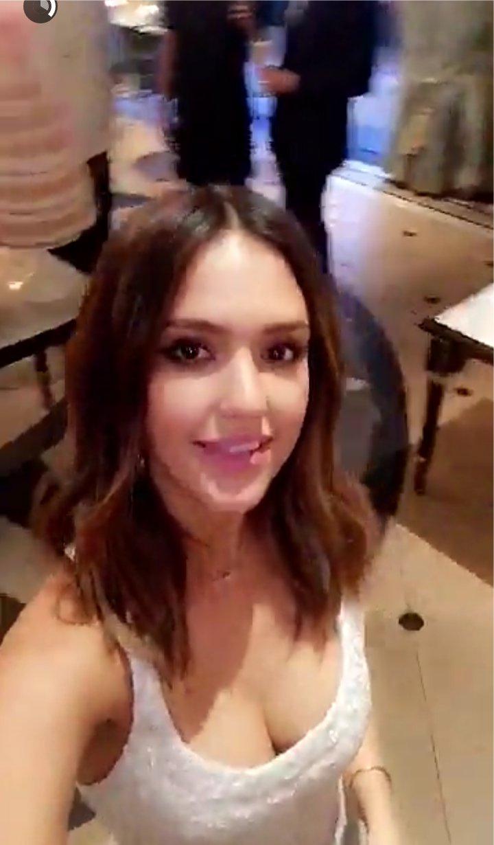 5P Cleavage pics of Jessica Alba