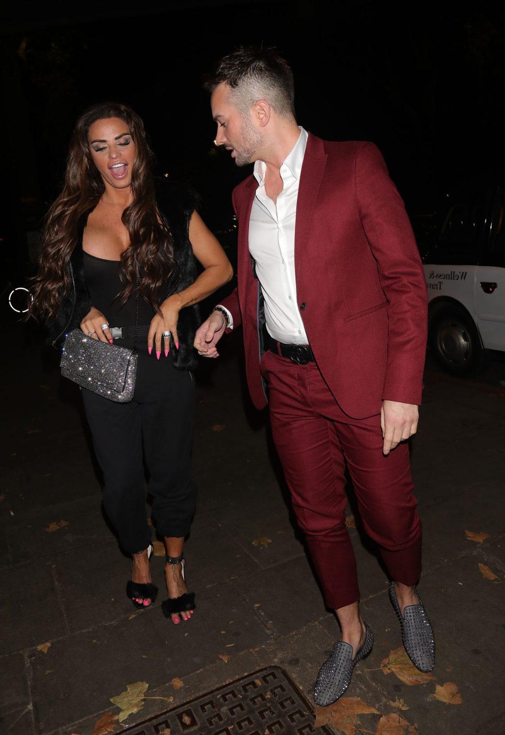 25P Katie Price Cleavage
