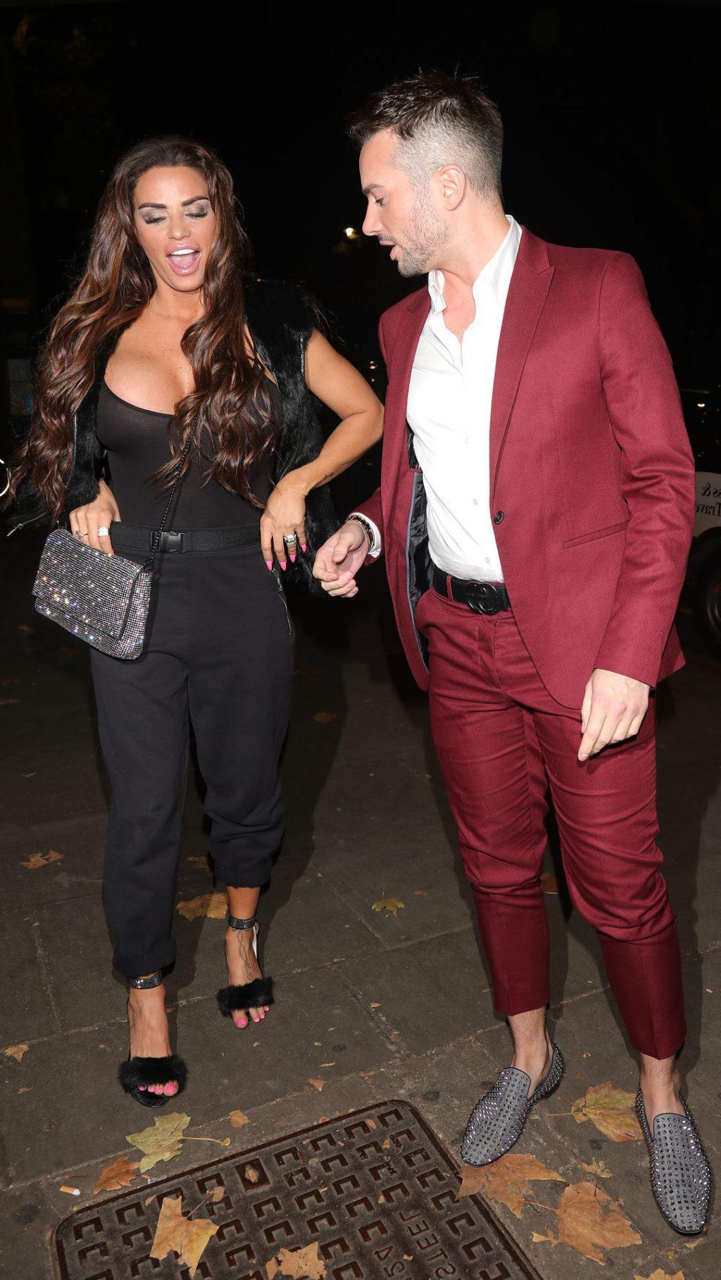 25P Katie Price Cleavage