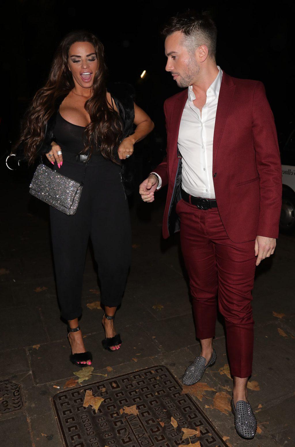 25P Katie Price Cleavage