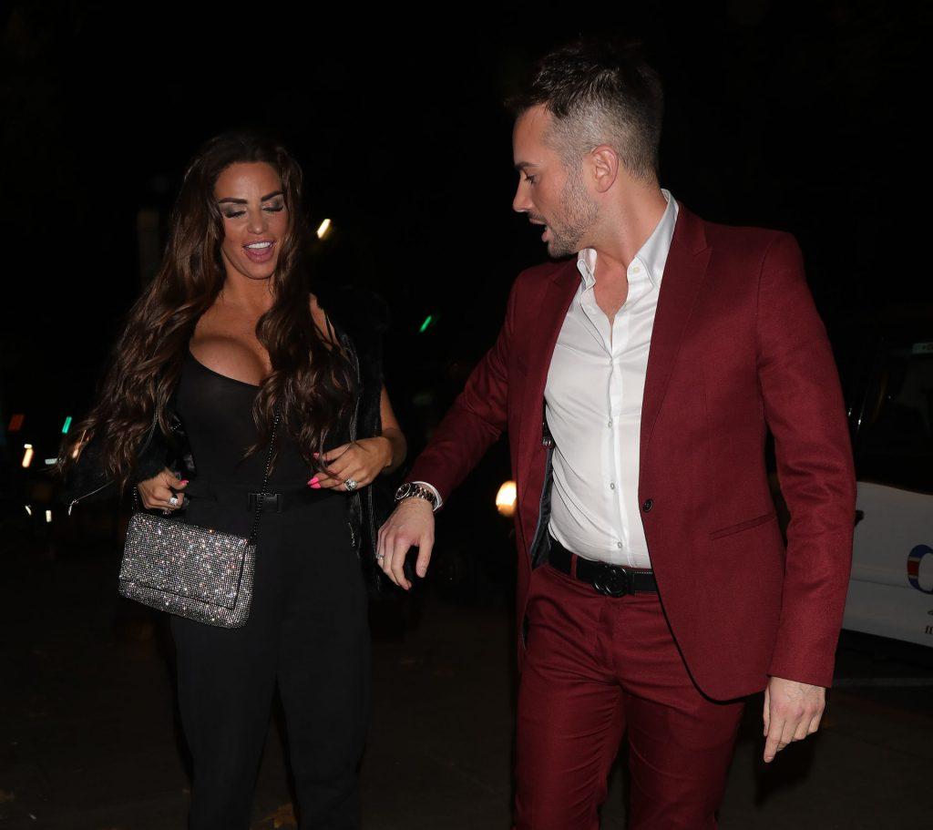 25P Katie Price Cleavage