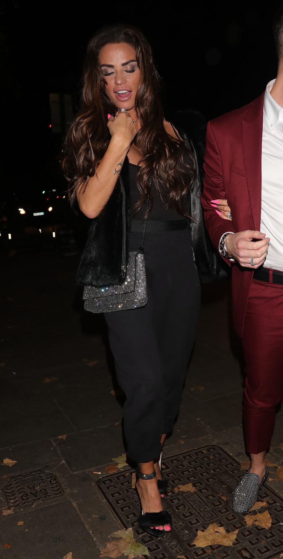 25P Katie Price Cleavage