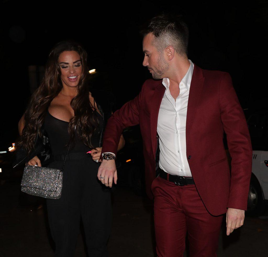 25P Katie Price Cleavage