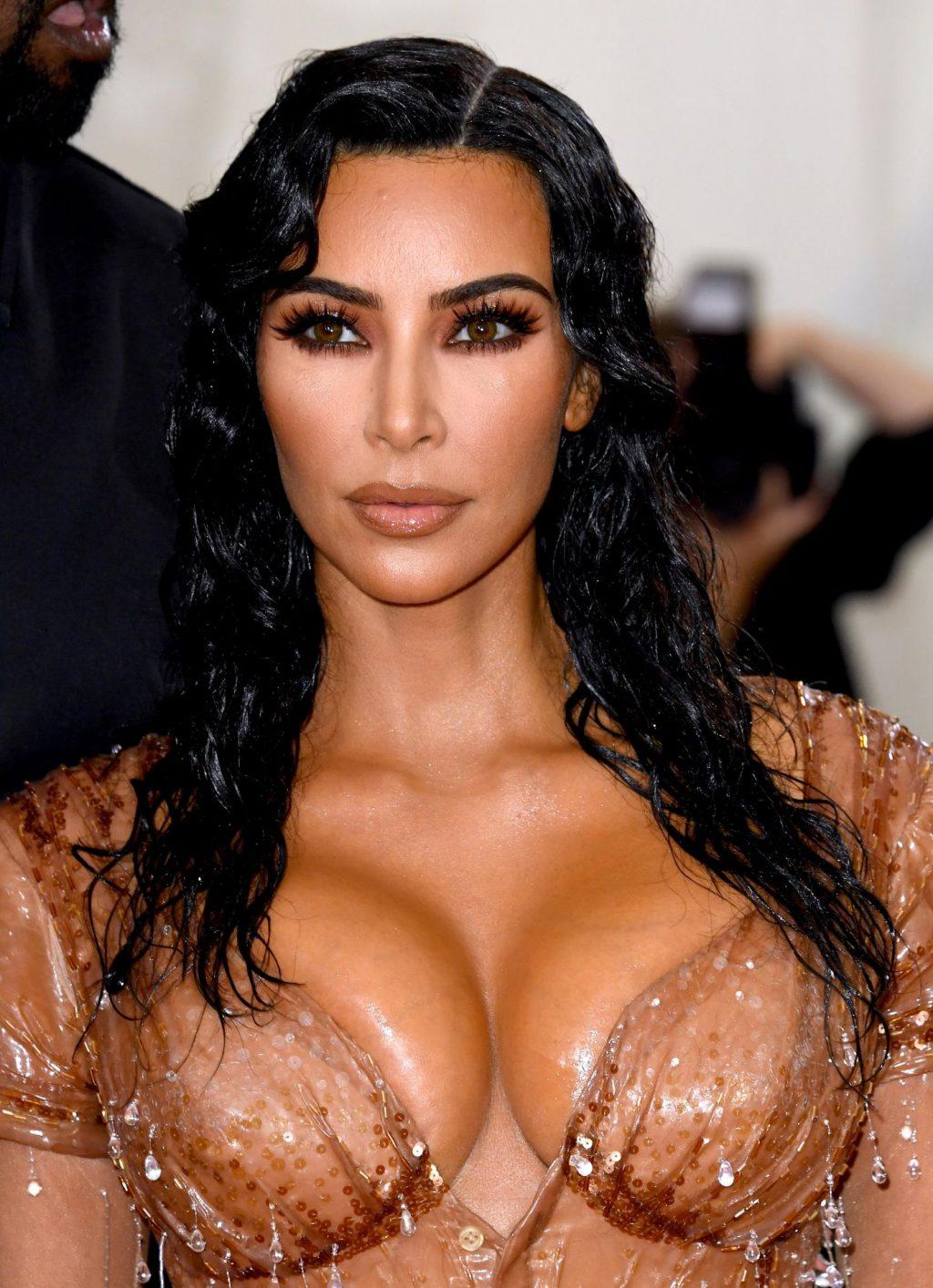 5P Kim Kardashian Cleavage