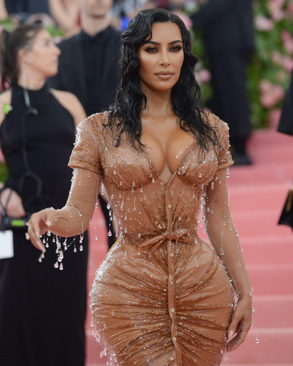 5P Kim Kardashian Cleavage