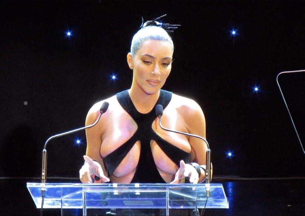 4P Kim Kardashian Cleavage