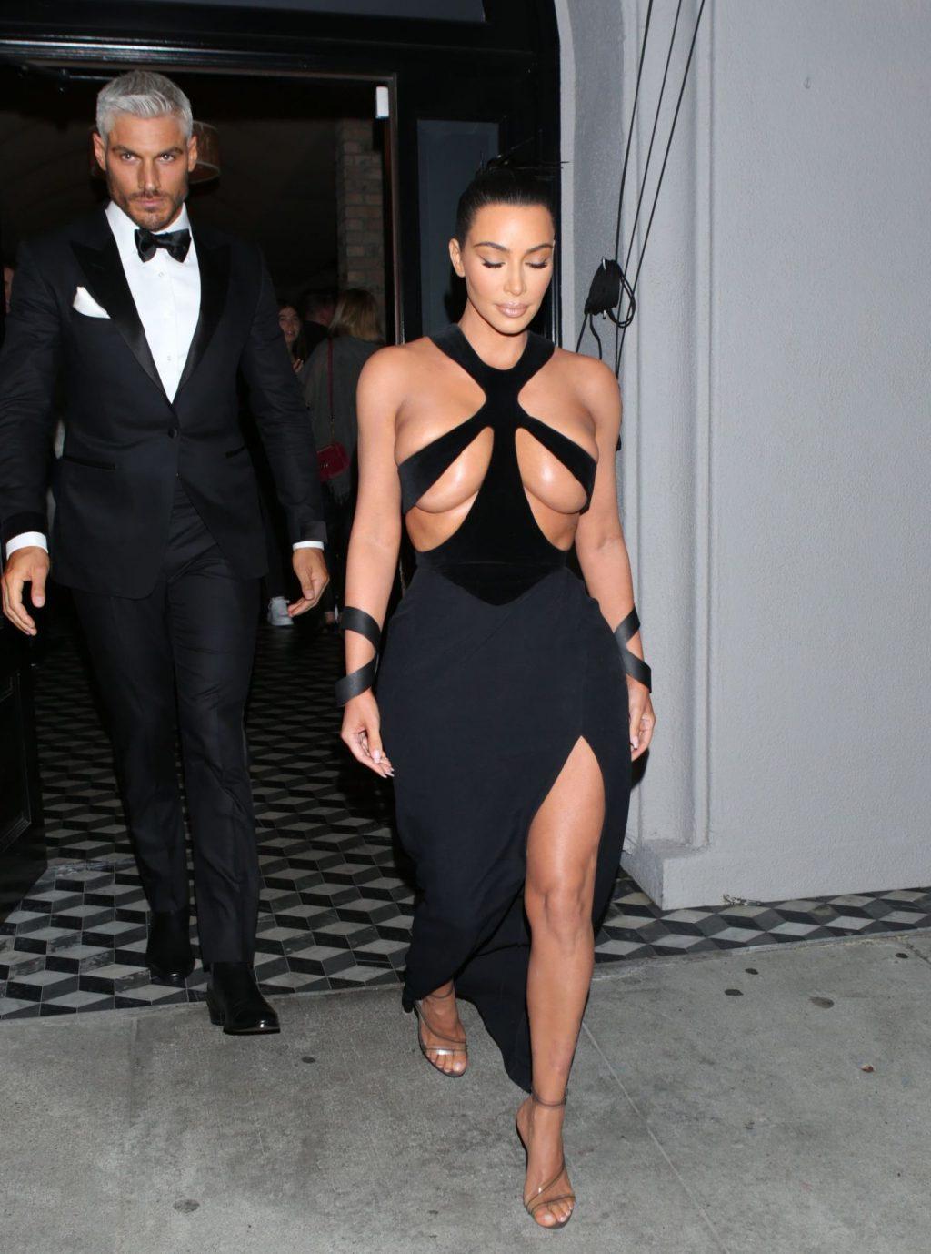 5P Kim Kardashian Cleavage