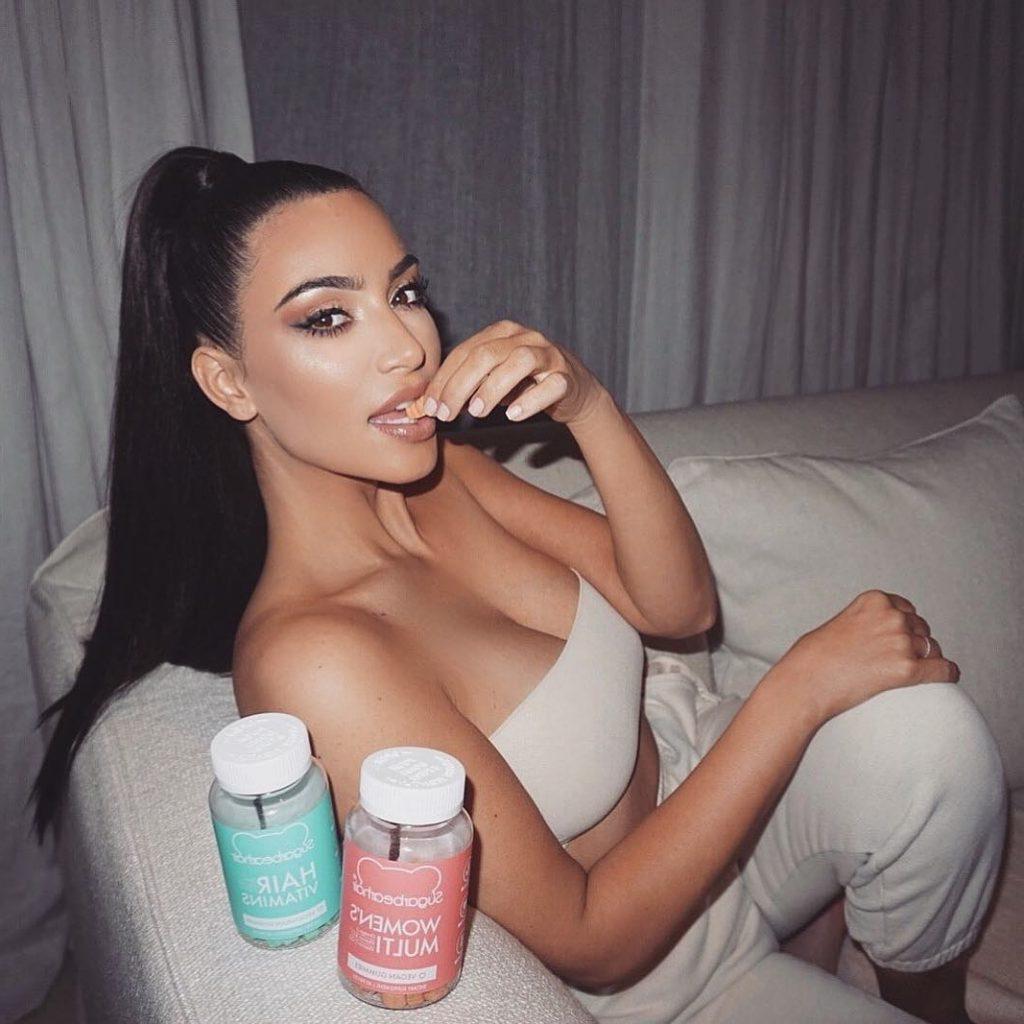 25P Kim Kardashian Cleavage