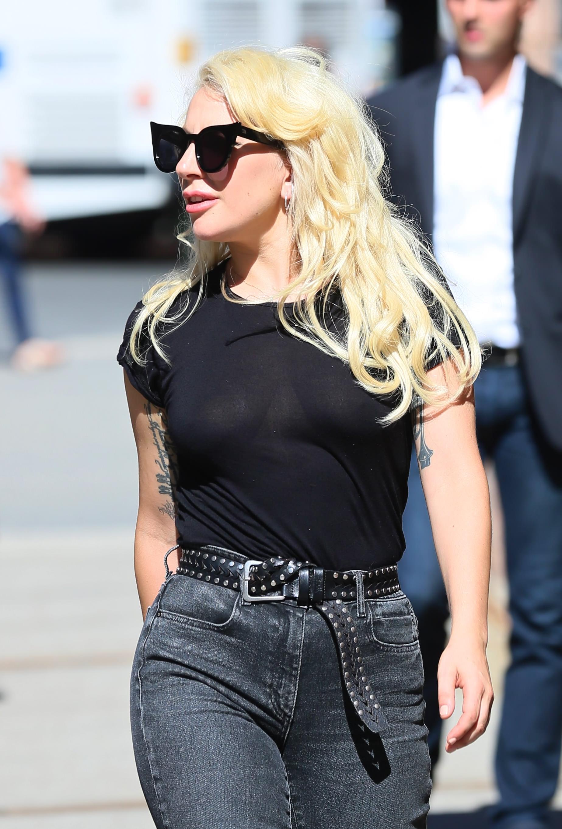 6P Braless Photos of Lady Gaga