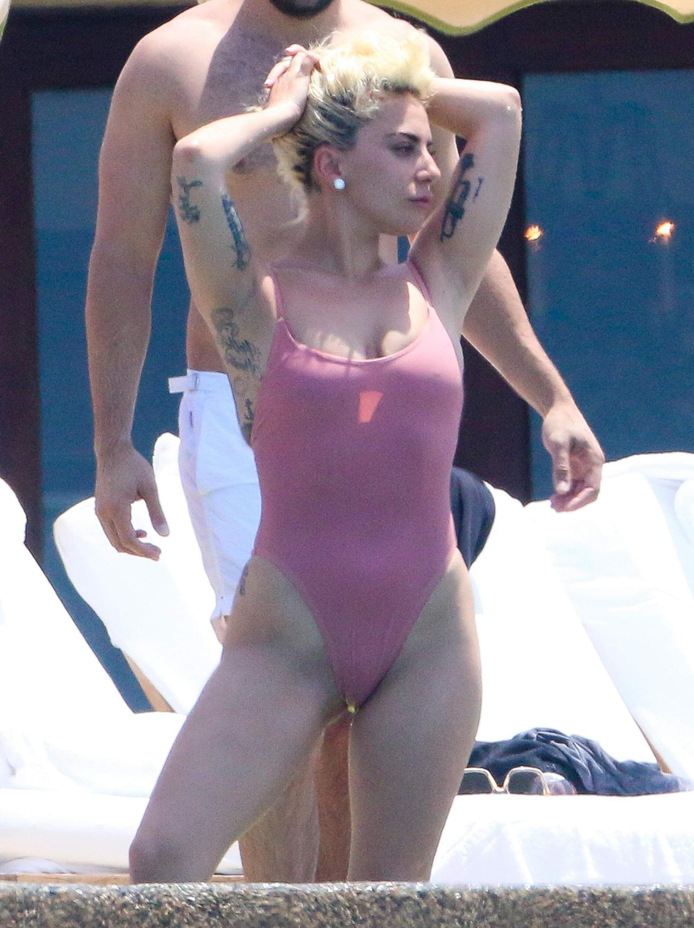 8P Sexy Photos of Lady Gaga