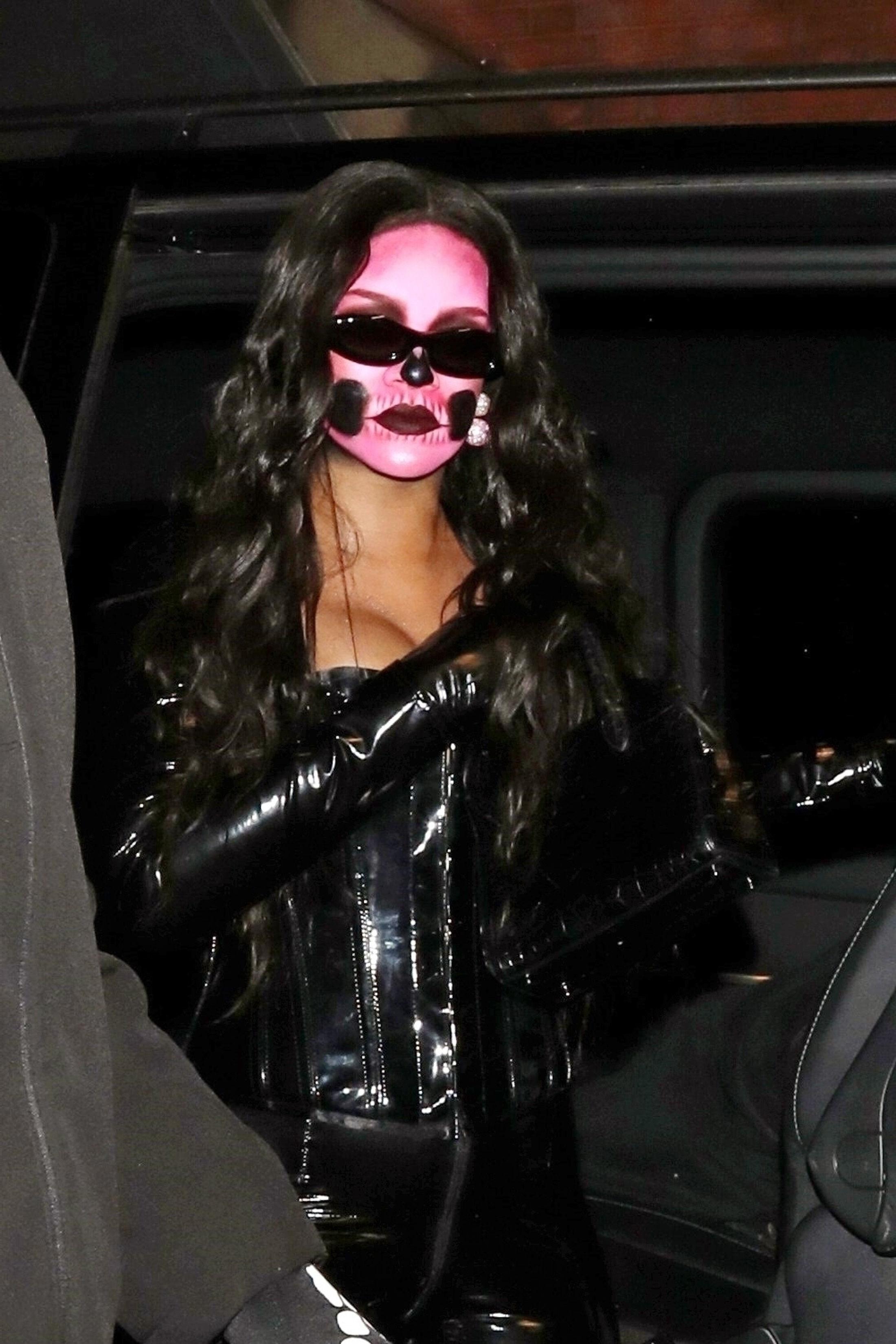 23P Rihanna Cleavage