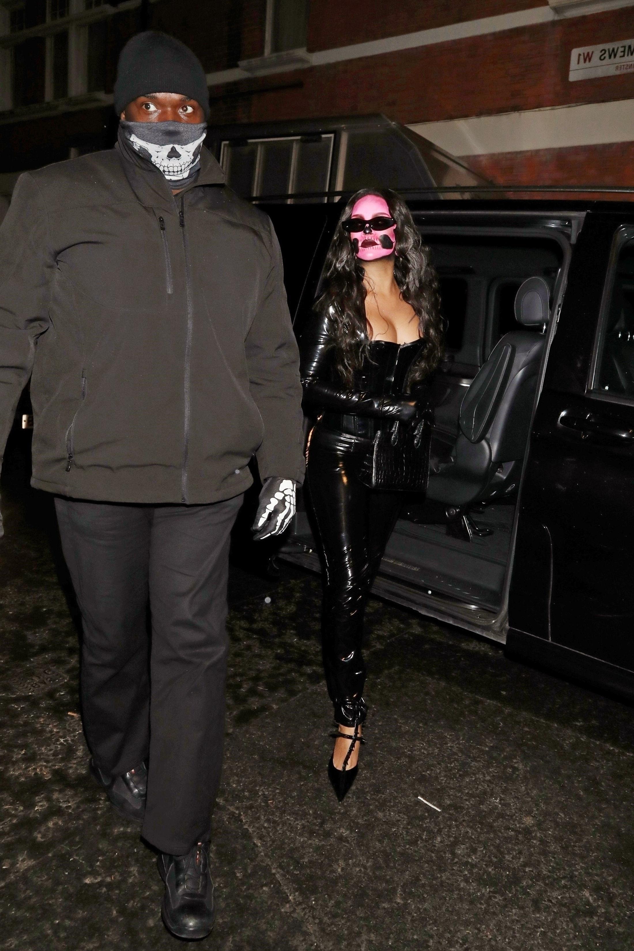 23P Rihanna Cleavage
