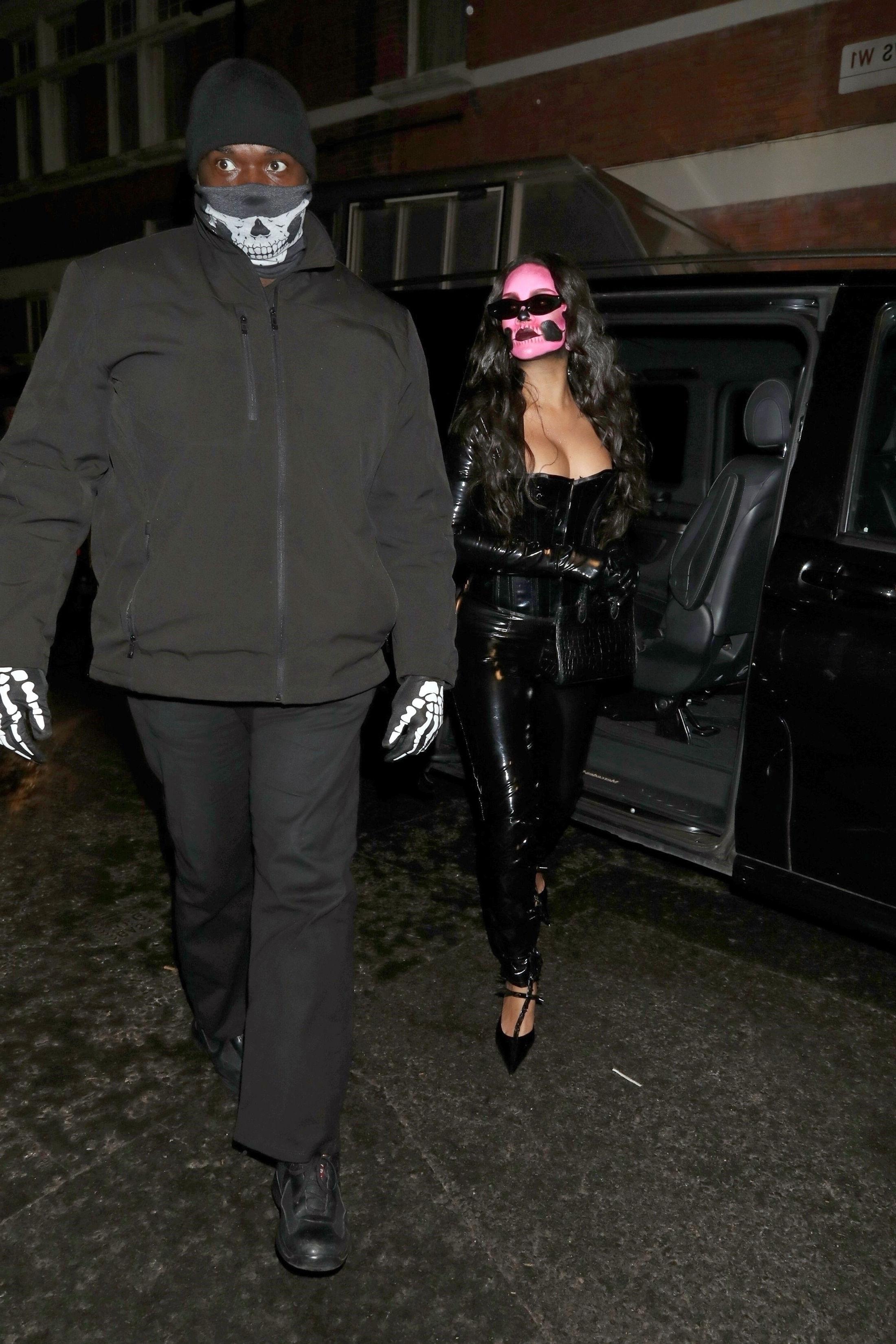 23P Rihanna Cleavage