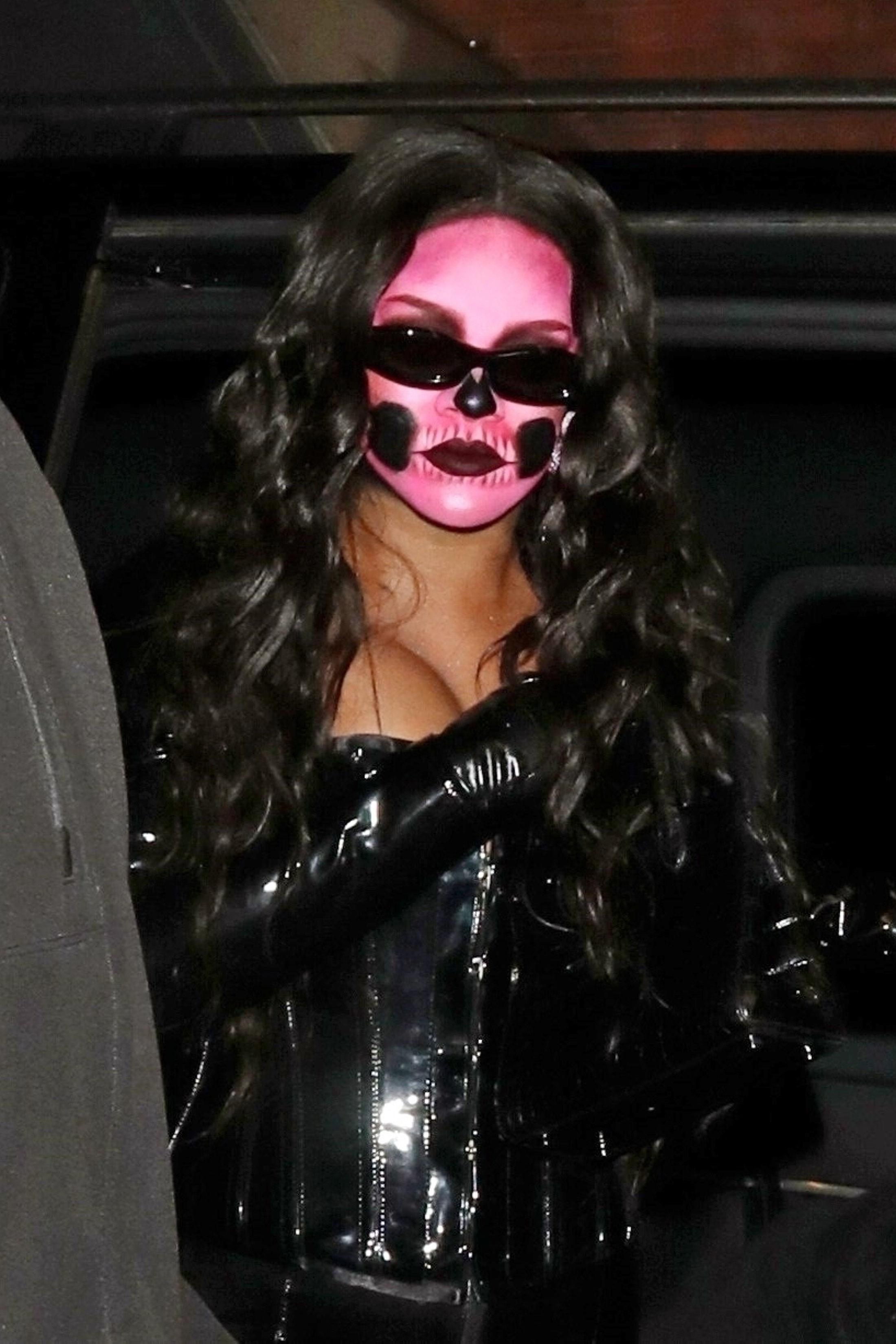 23P Rihanna Cleavage