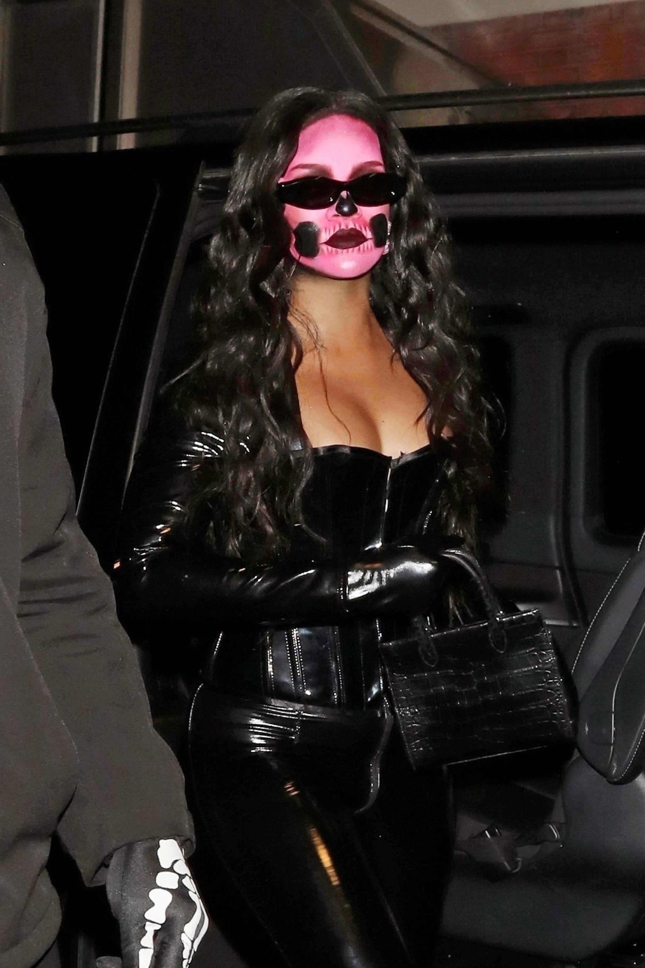 23P Rihanna Cleavage