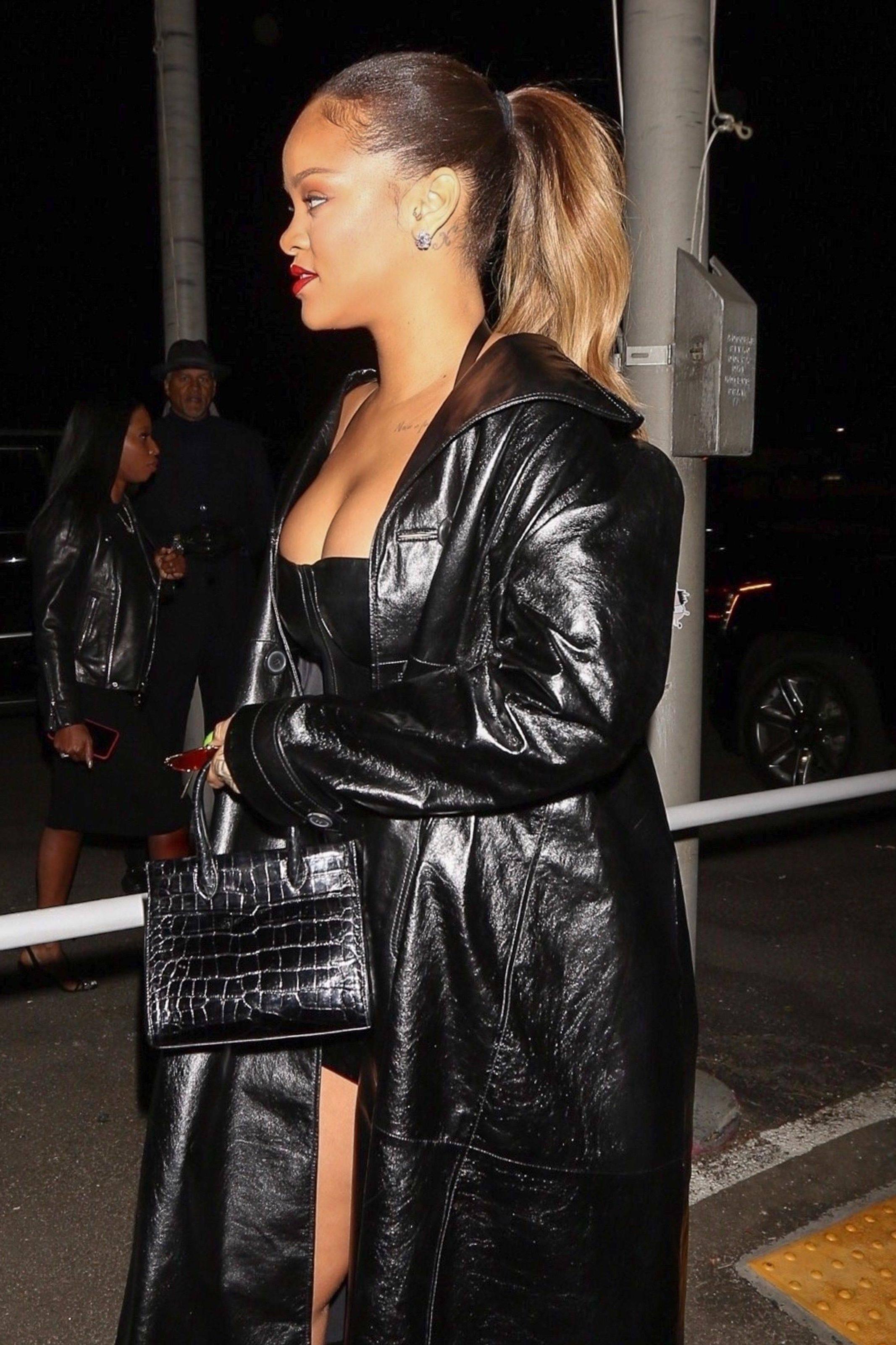 15P Rihanna Cleavage