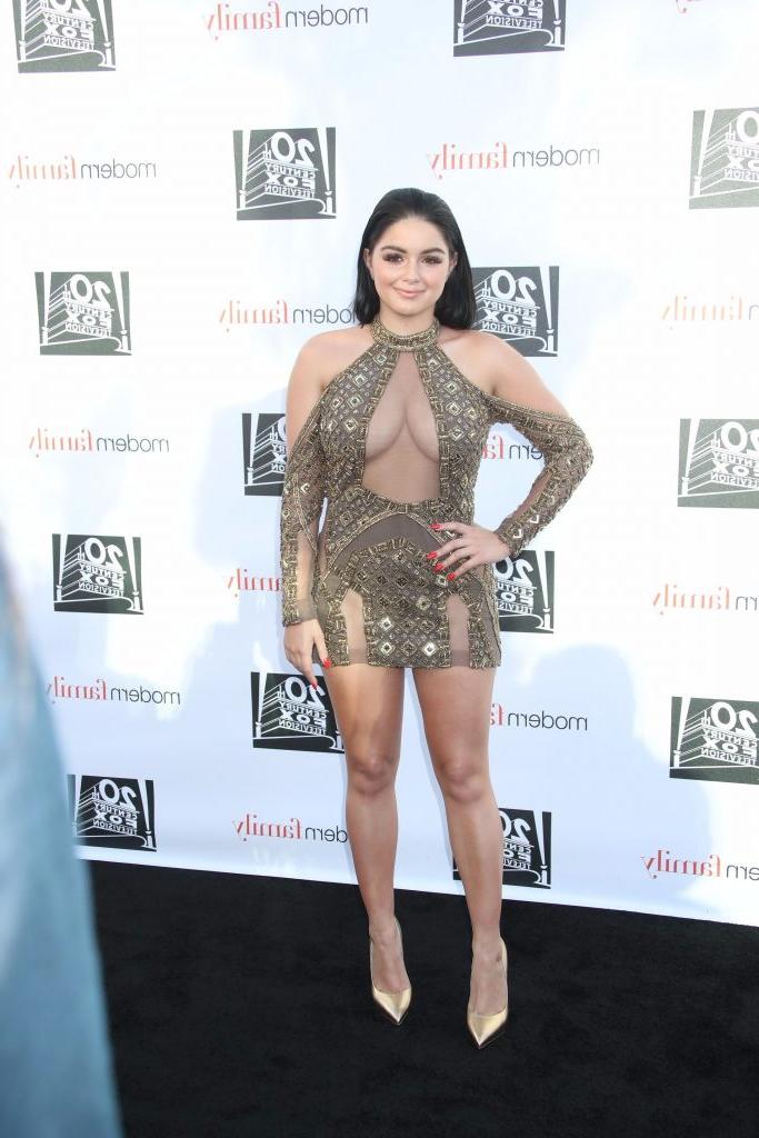 25P Ariel Winter in a Huge Cleavage Dress Pics