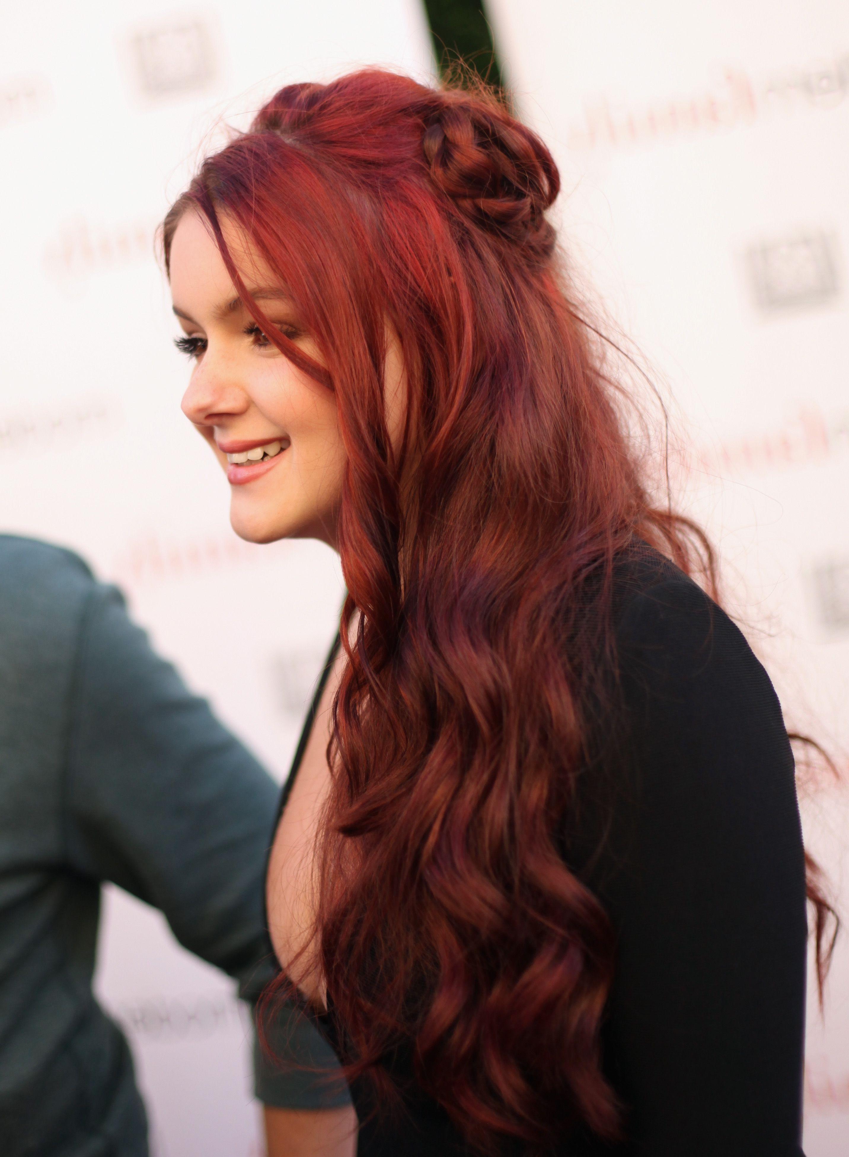 4P Ariel Winter Cleavage Photos
