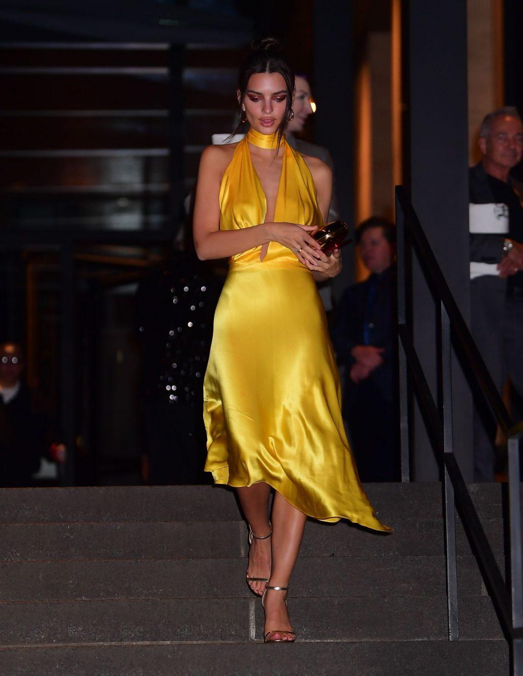 4P Emily Ratajkowski Cleavage