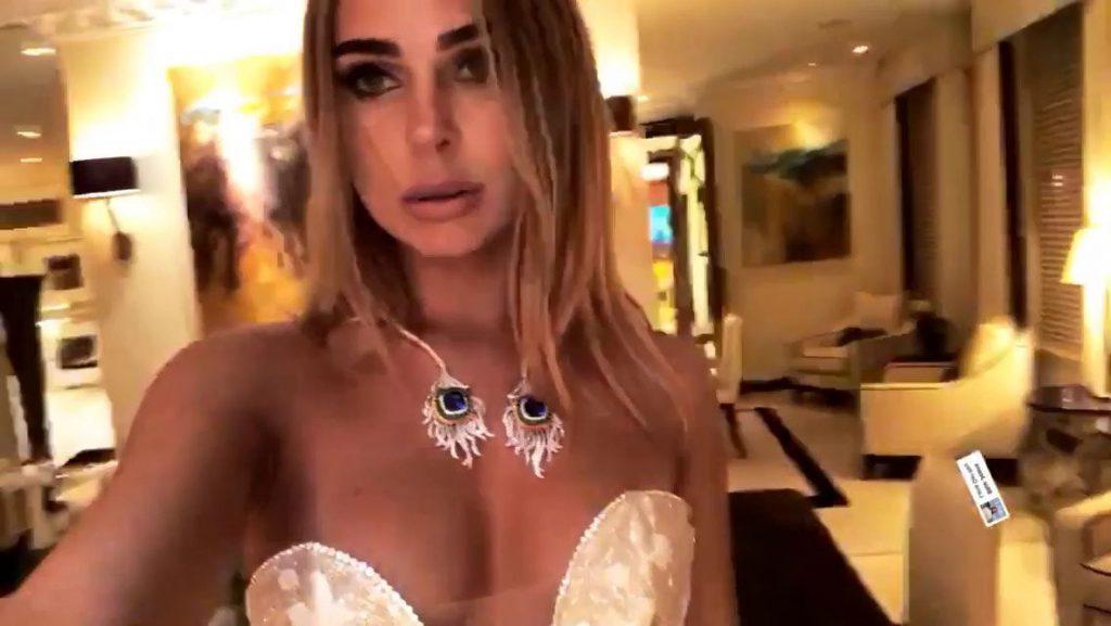 11P Kimberley Garner Cleavage
