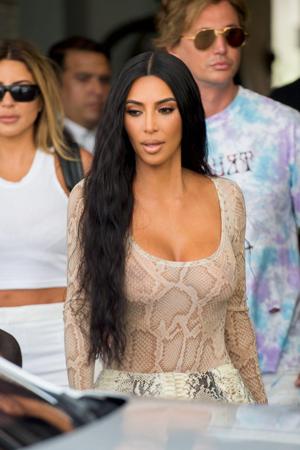 25P Kim Kardashian Cleavage