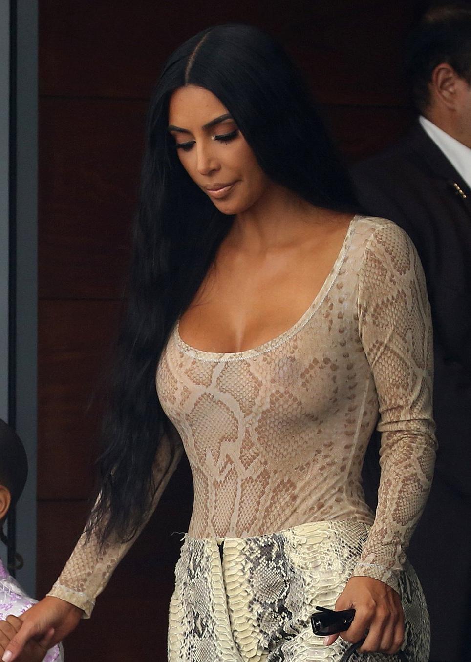 25P Kim Kardashian Cleavage
