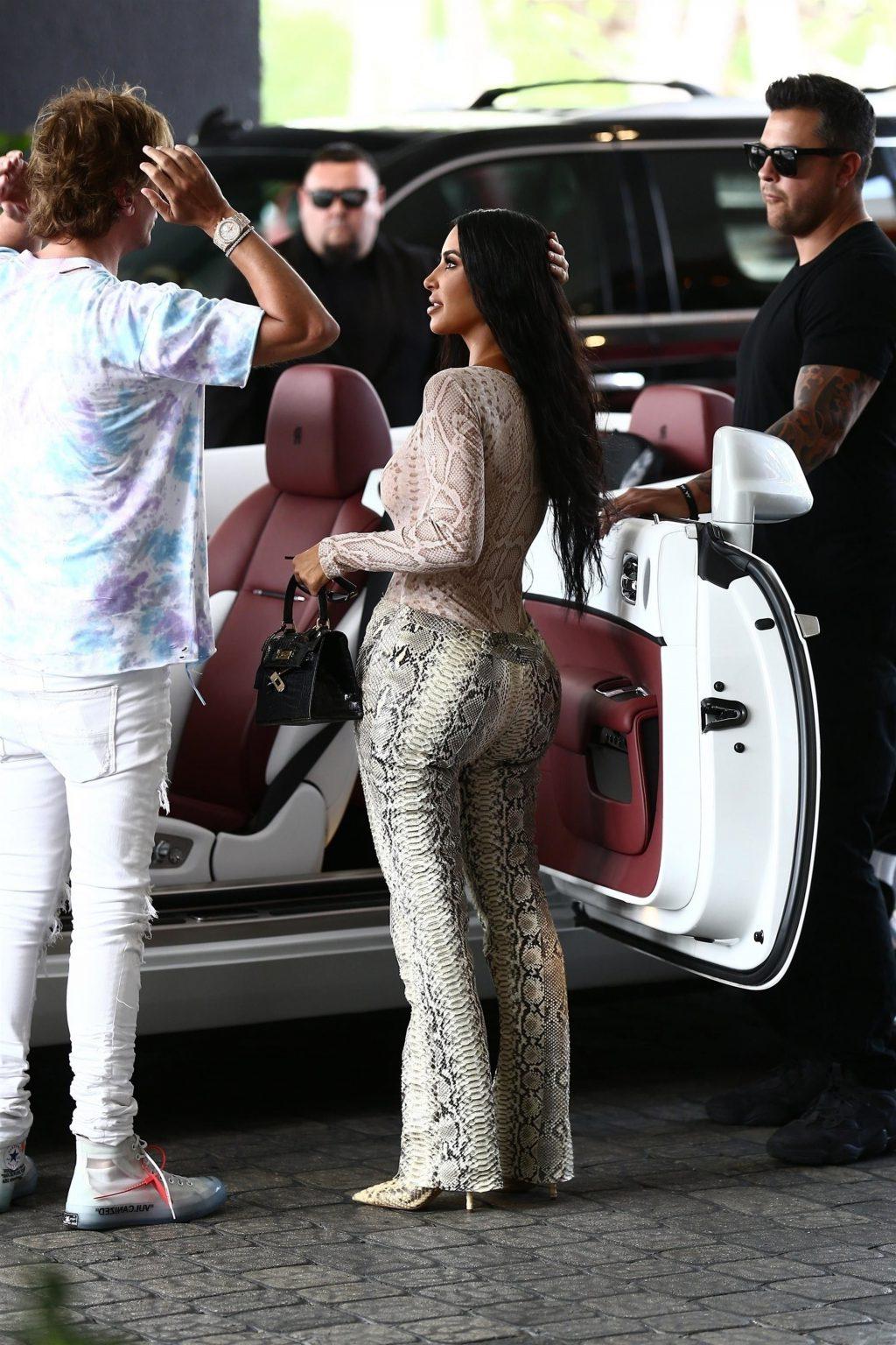 25P Kim Kardashian Cleavage