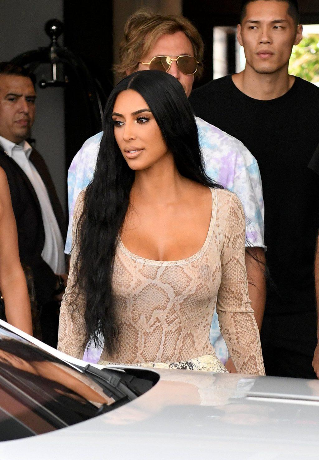 25P Kim Kardashian Cleavage