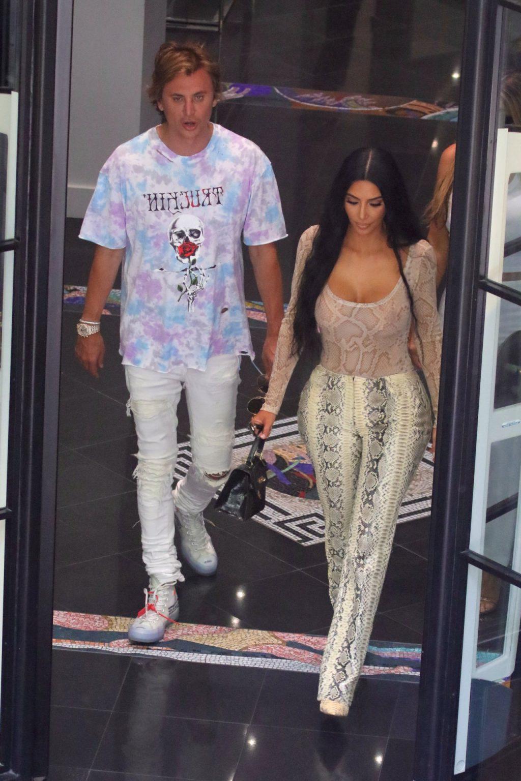 25P Kim Kardashian Cleavage
