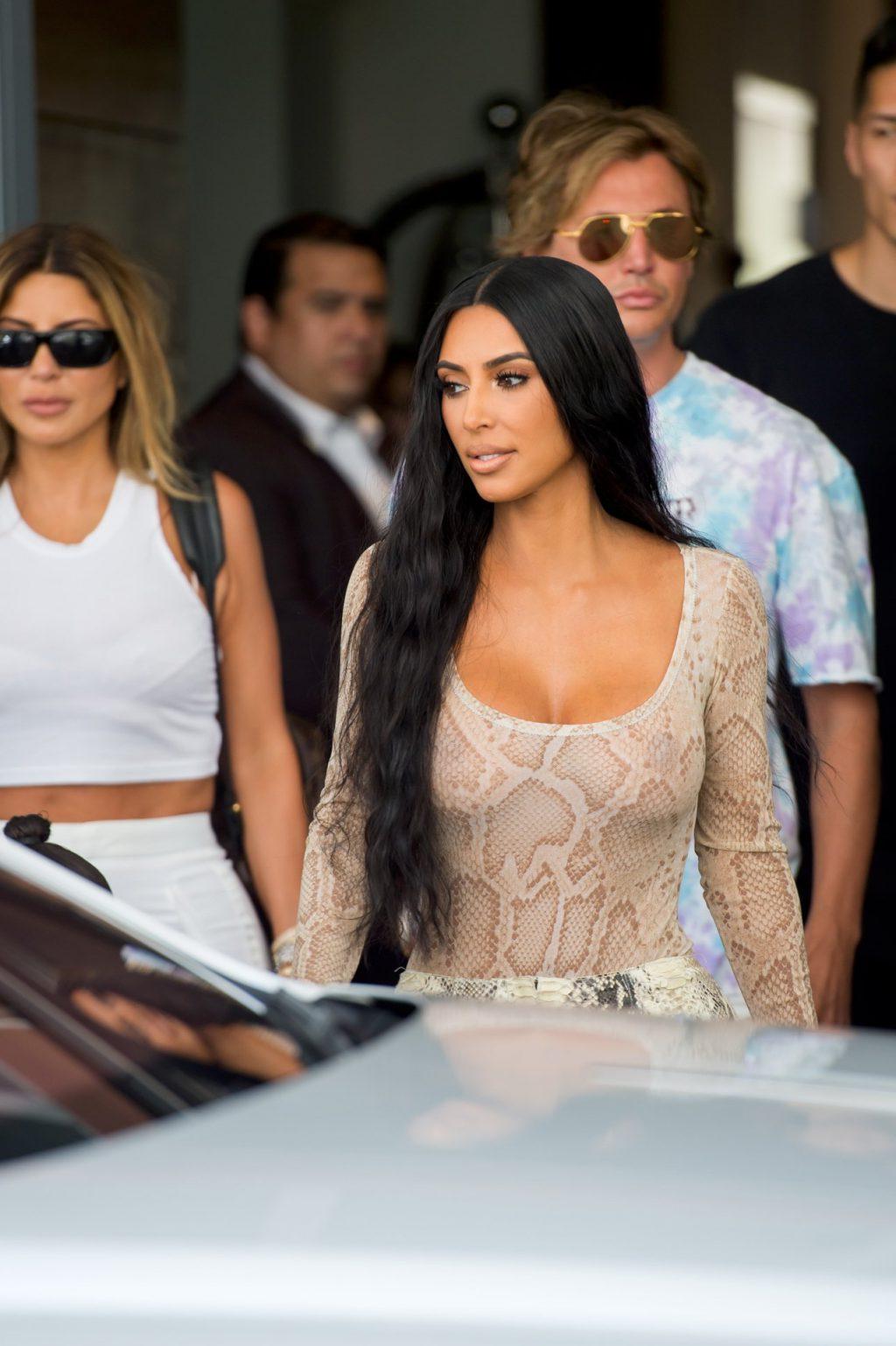 25P Kim Kardashian Cleavage