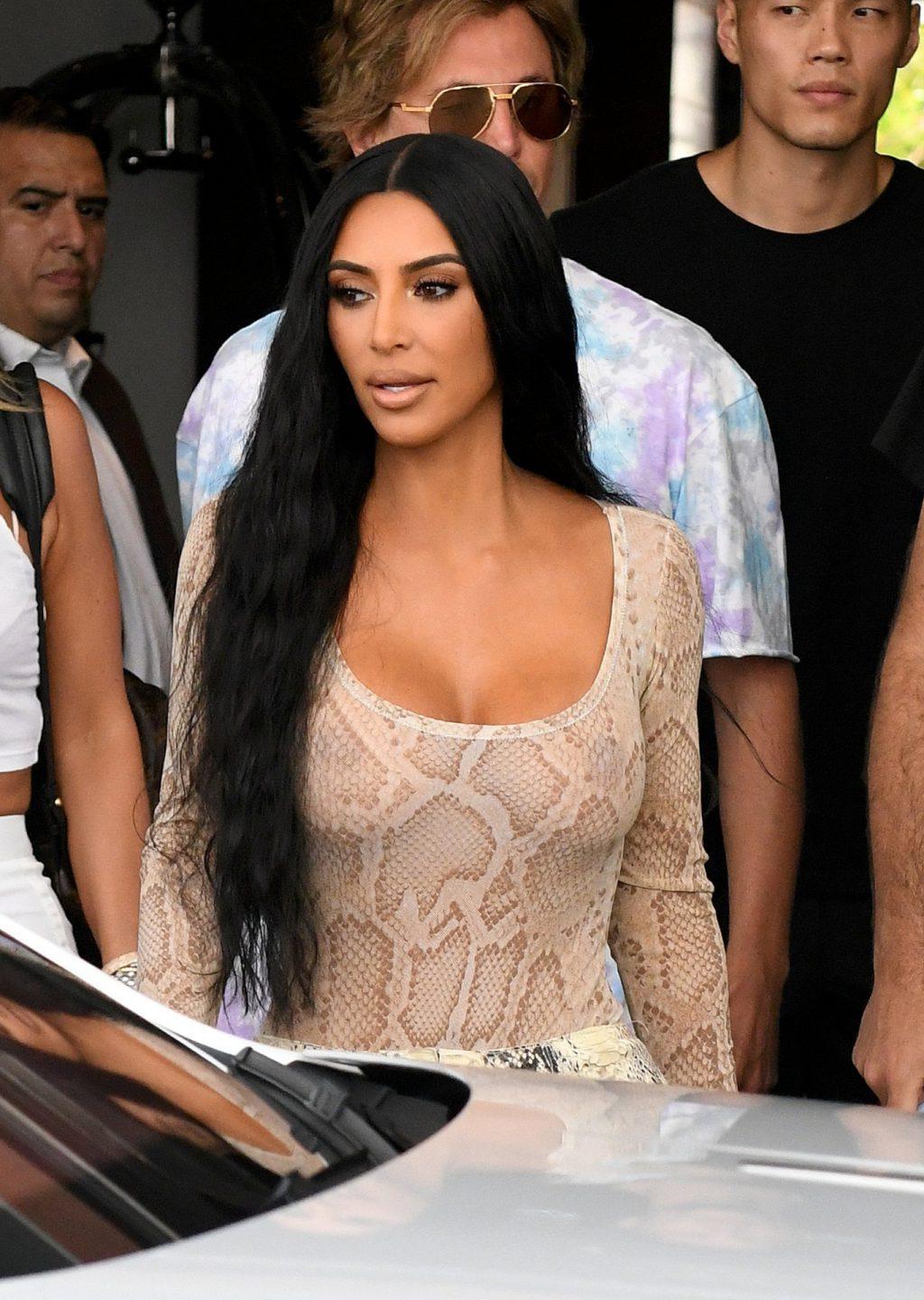 25P Kim Kardashian Cleavage