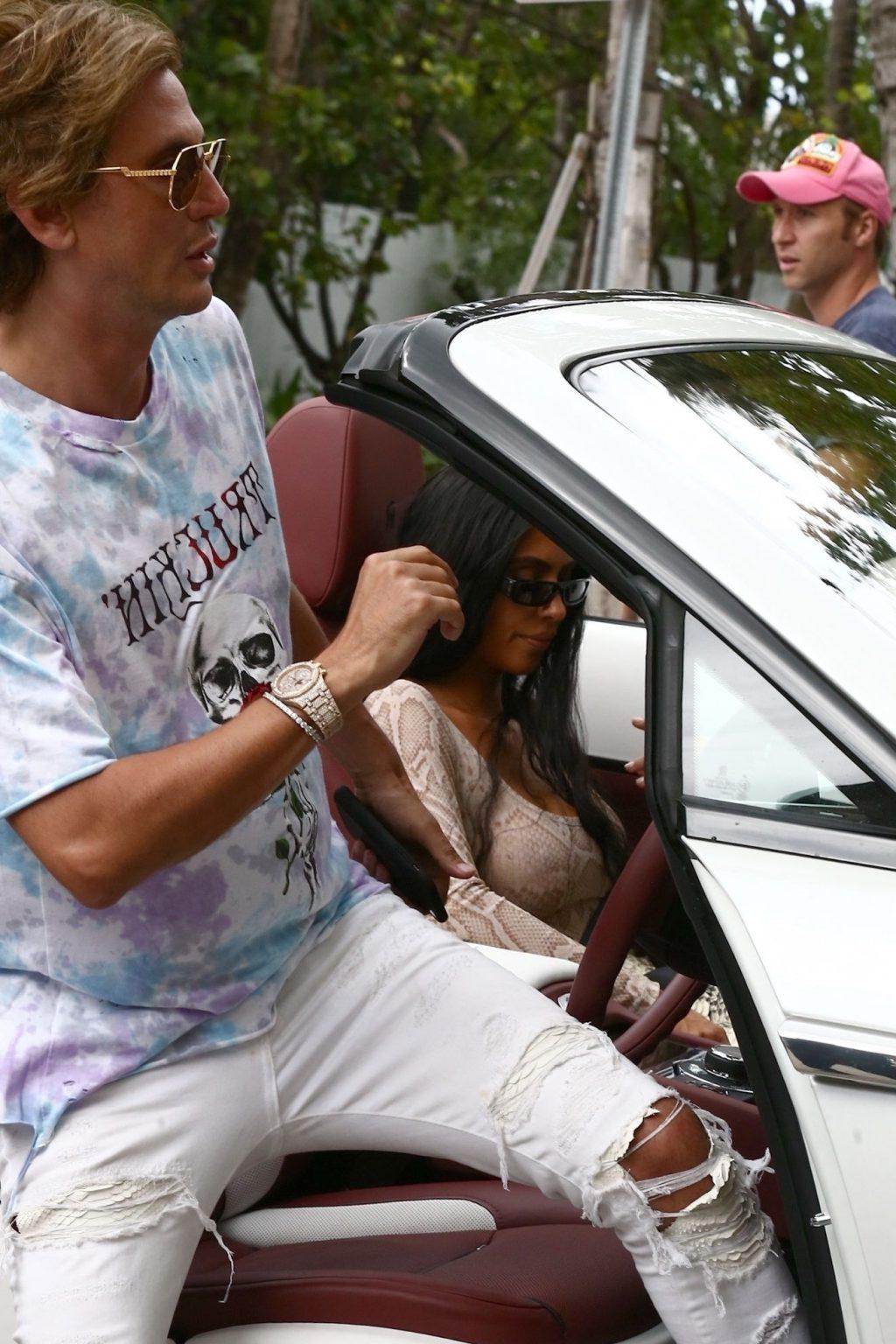 25P Kim Kardashian Cleavage