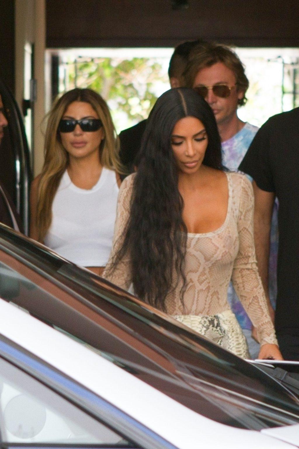 25P Kim Kardashian Cleavage